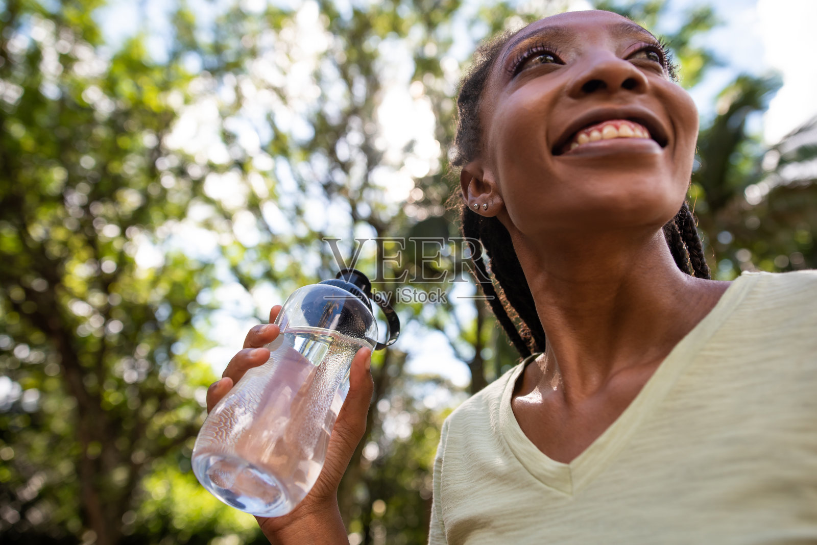 拿着一瓶水的女人照片摄影图片