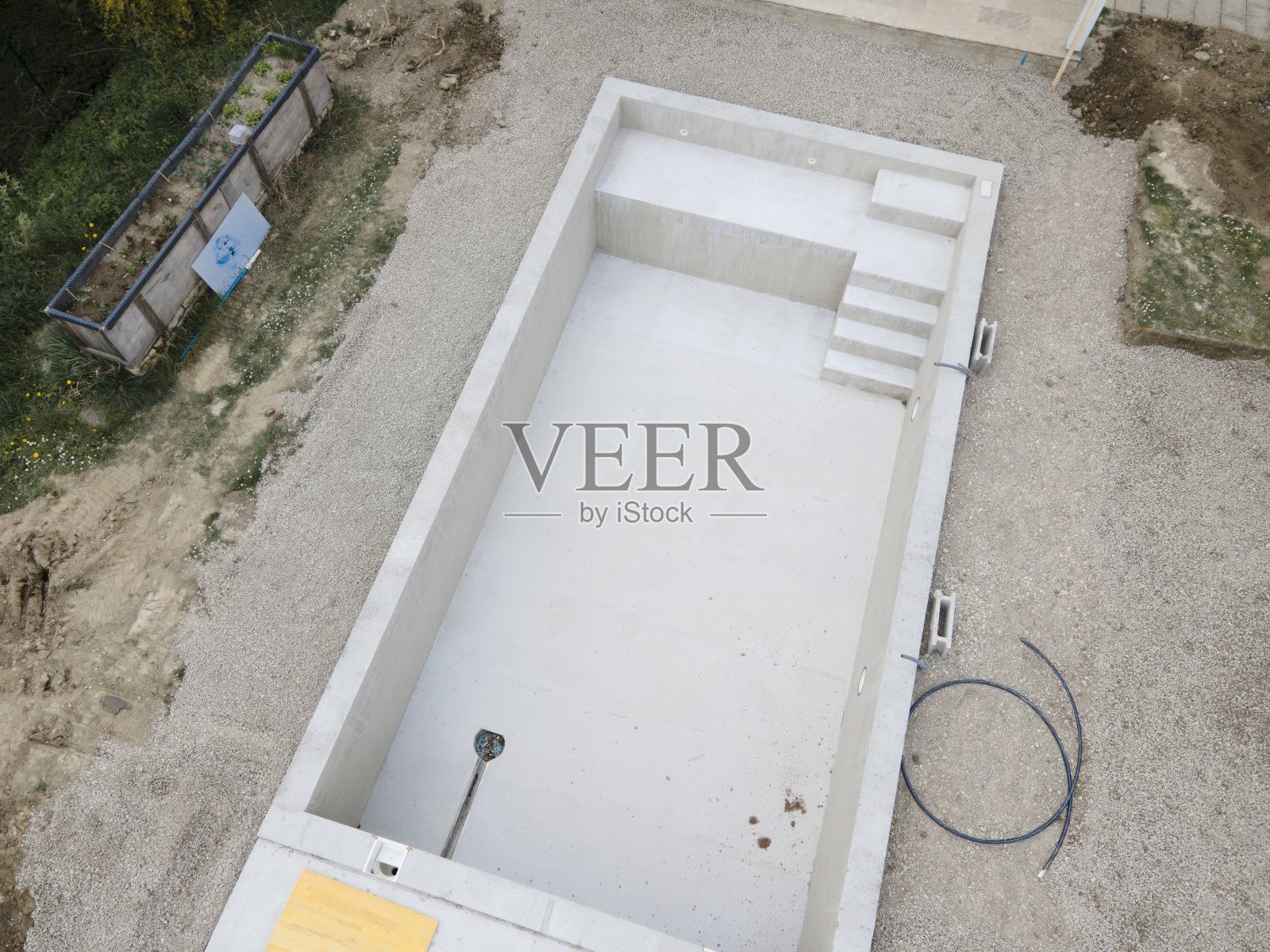 游泳池施工阶段的无人机照片，周围都是碎石照片摄影图片