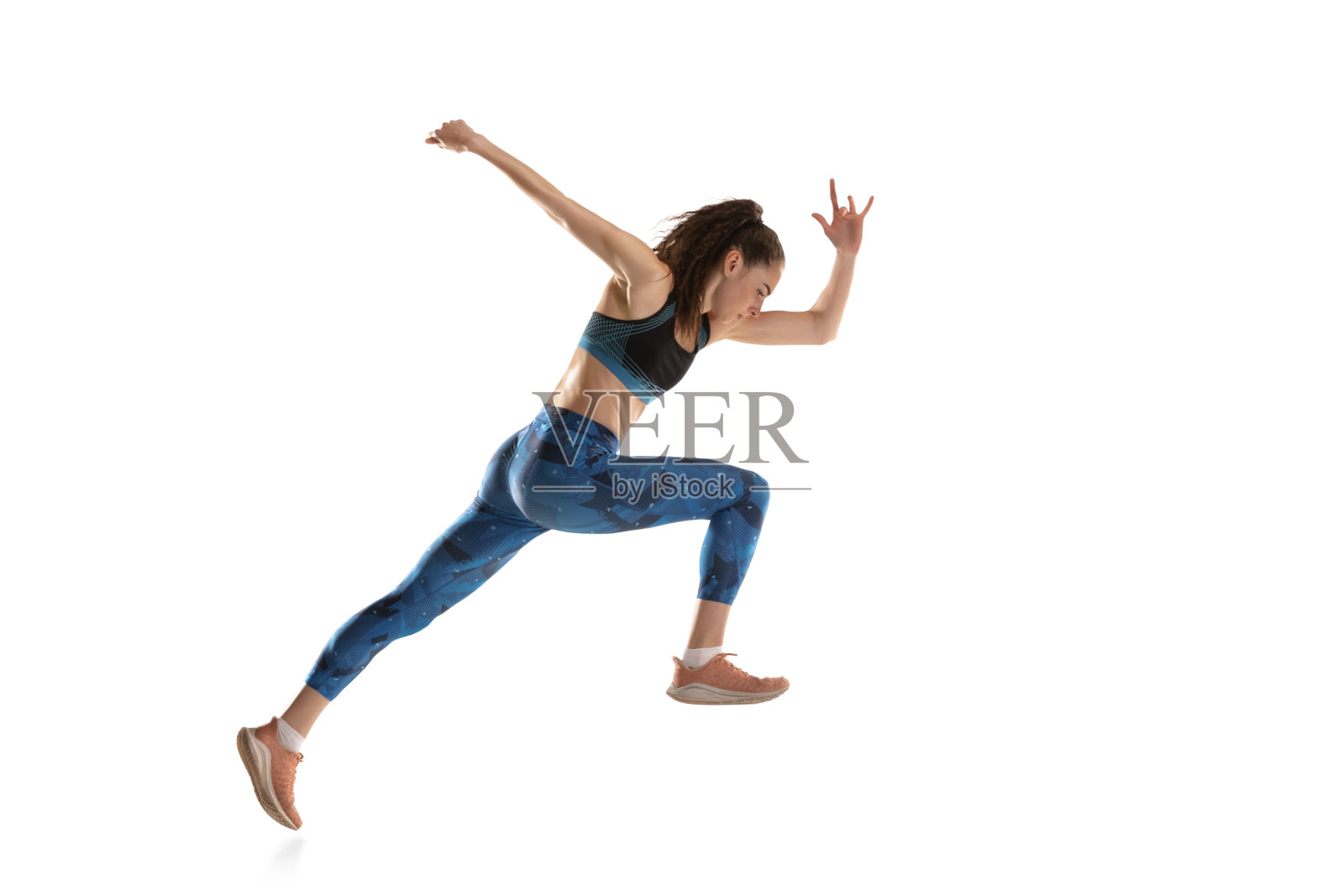 年轻女子女子运动员训练孤立在白色演播室背景。照片摄影图片