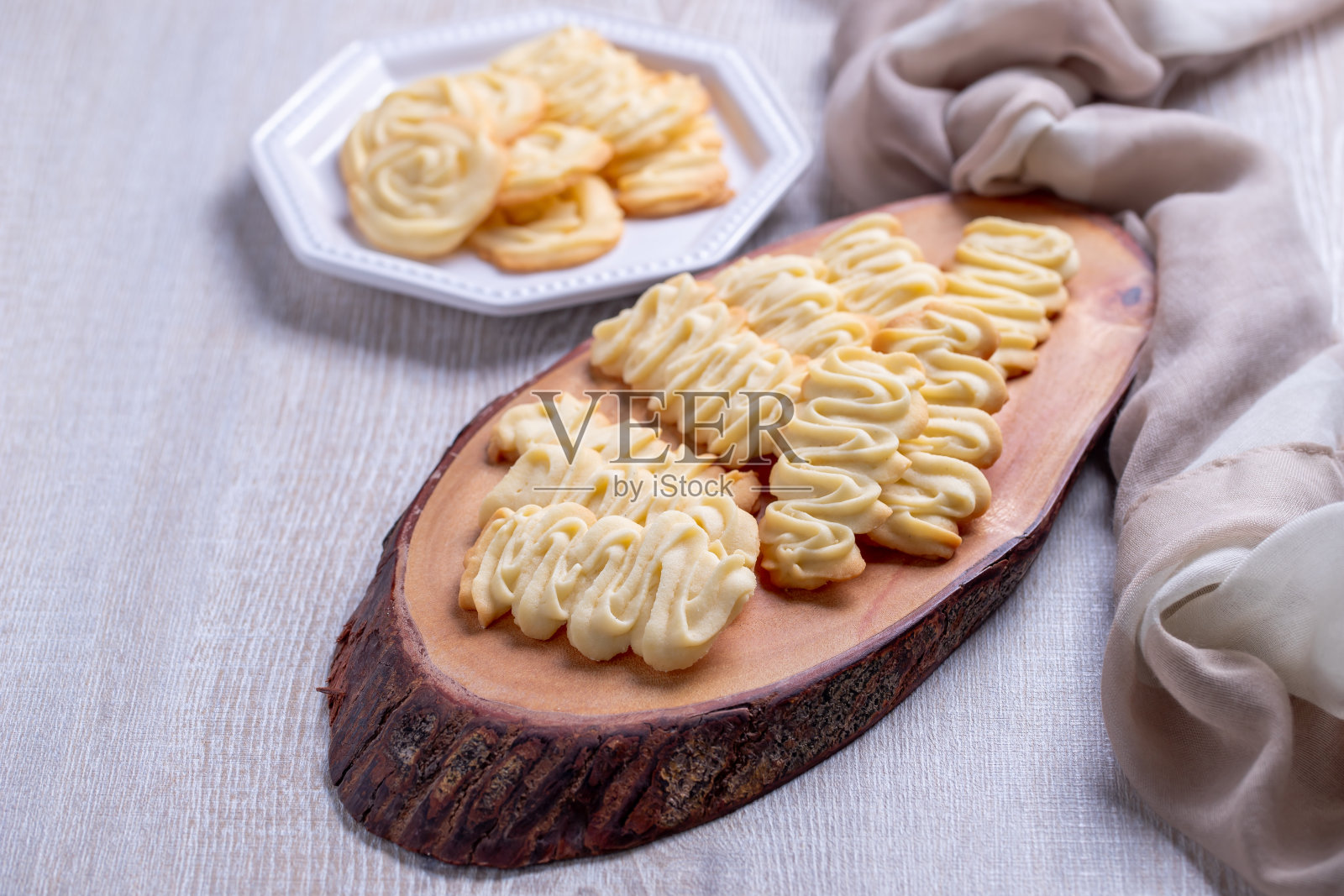 把黄油饼干喷到盘子里照片摄影图片