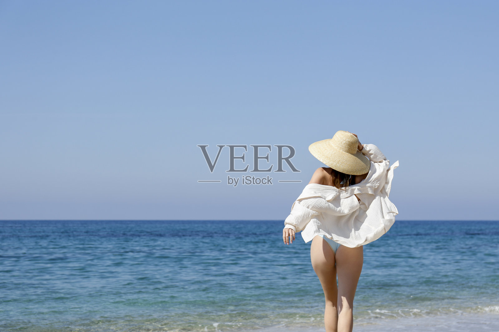 海滩上的时装模特照片摄影图片