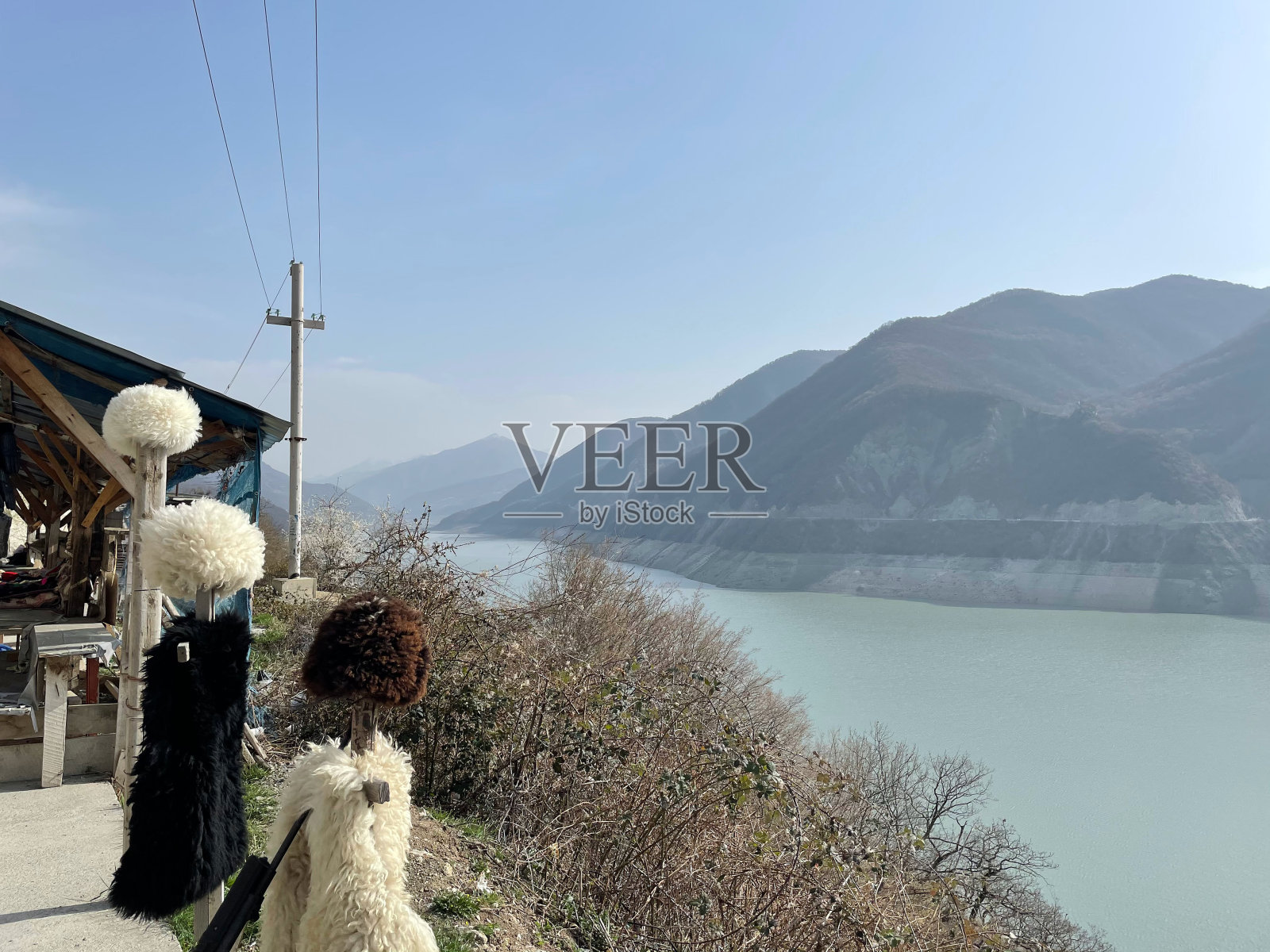 穿着格鲁吉亚民族服装的阿拉格维河和高加索山脉照片摄影图片