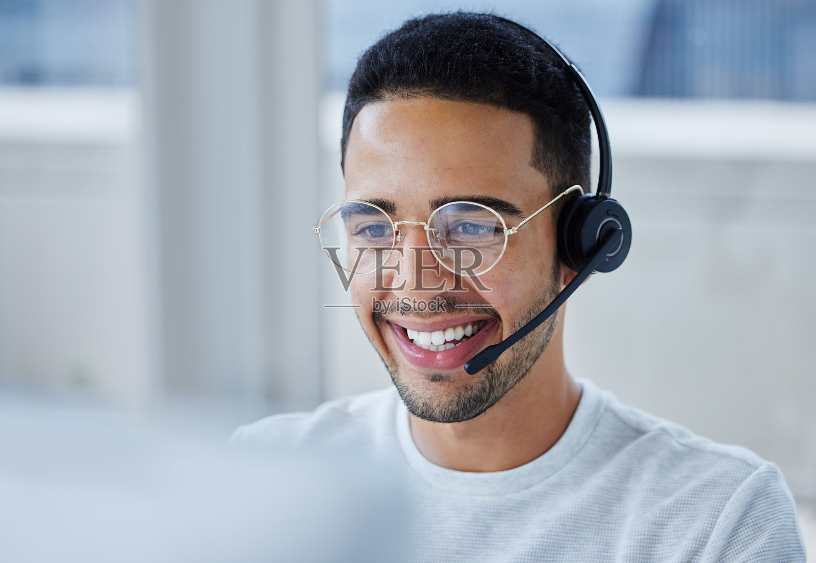 这是一个年轻的商人在他的办公桌前工作的照片照片摄影图片