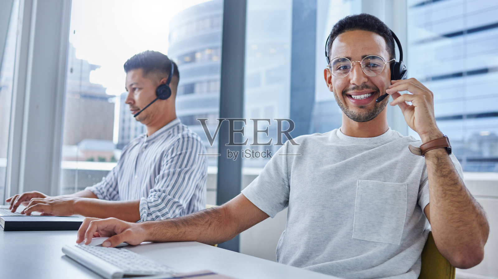 这是两个商业伙伴在他们的办公桌前一起工作的照片照片摄影图片