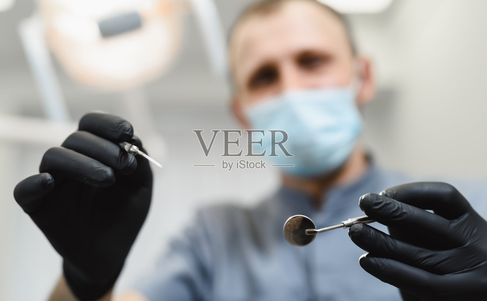 第一人称的观点。男牙医在治疗前检查病人。在牙科咨询。检查你的牙齿健康。病人来检查身体照片摄影图片