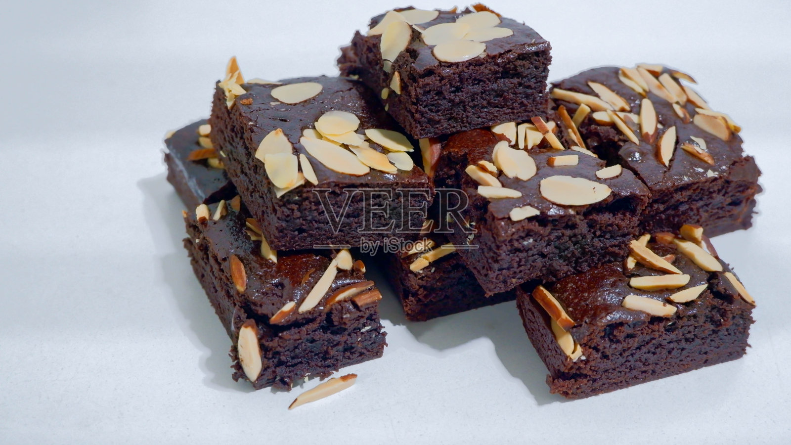 巧克力布朗尼，杏仁白照片摄影图片