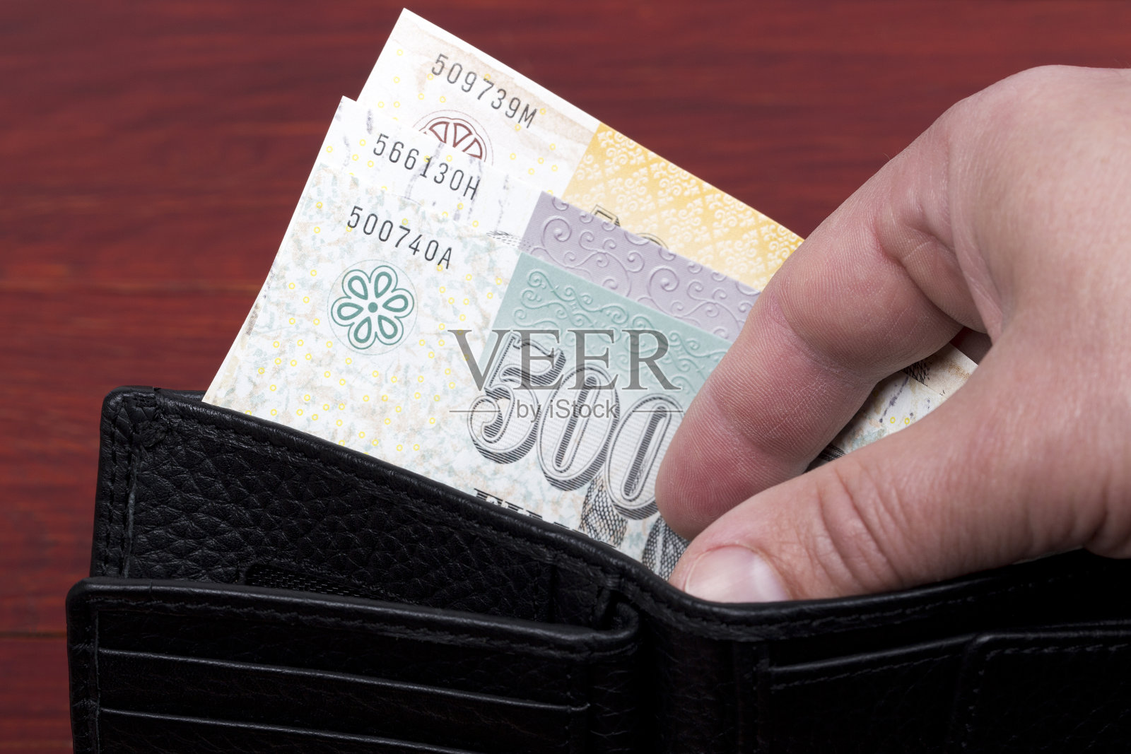 黑色钱包里的法罗群岛克朗照片摄影图片