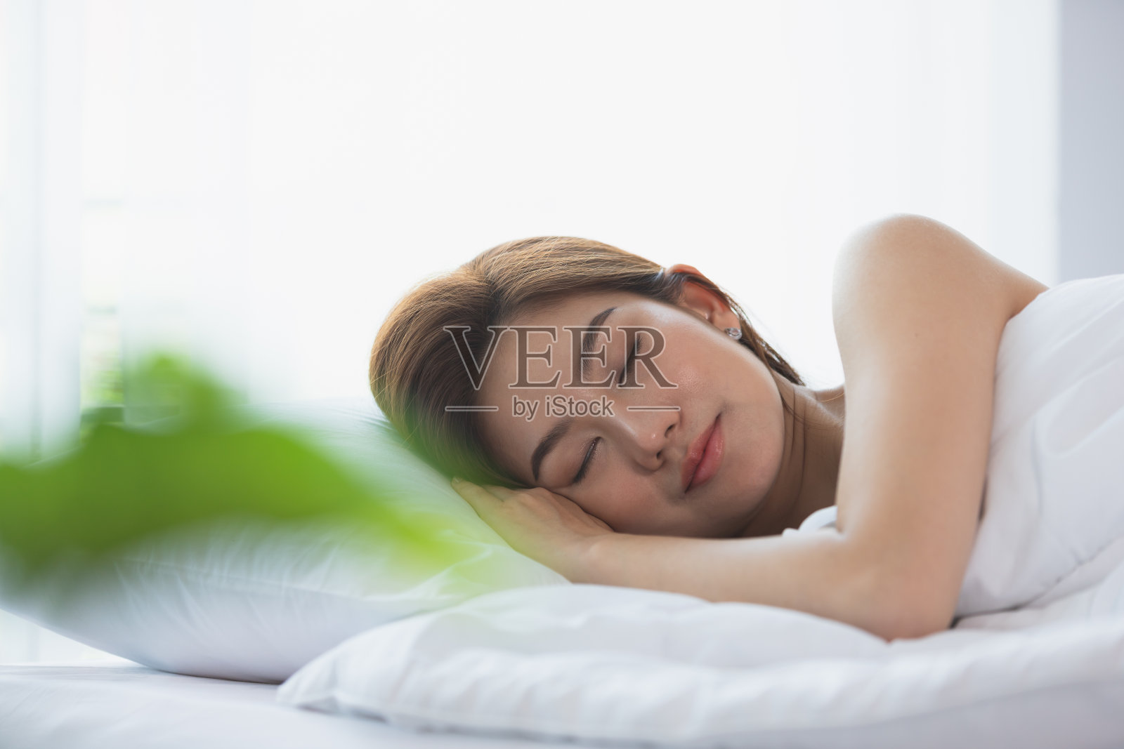 亚洲女人睡觉和甜蜜的梦在卧室的白色床上照片摄影图片