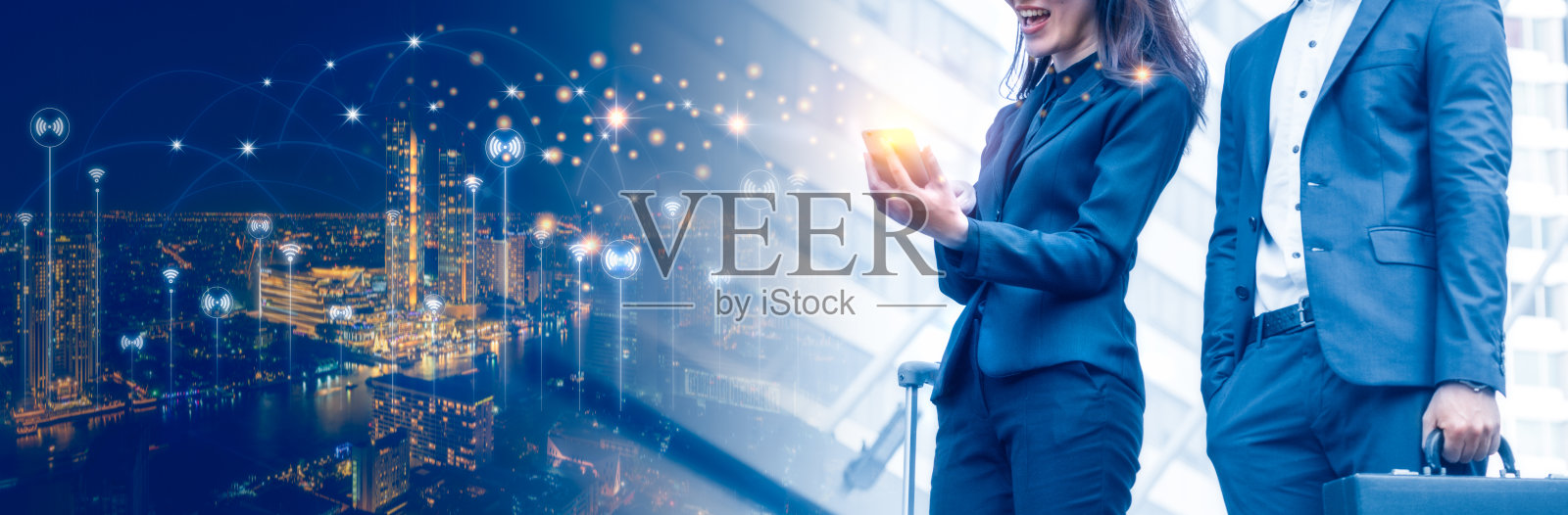 商业女性使用智能手机连接全球网络和数据客户连接。多媒体技术的全景横幅与复制空间照片摄影图片