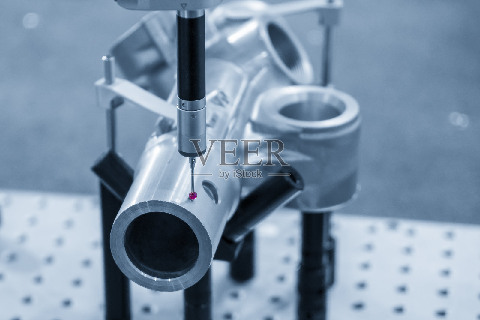 多轴三坐标测量机对汽车铝铸造件进行检测。照片摄影图片