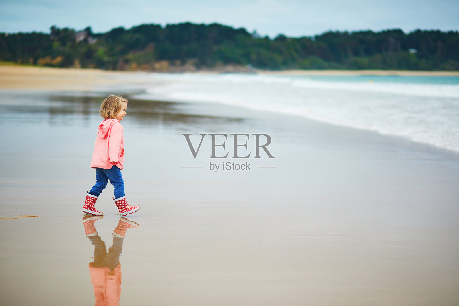 法国布列塔尼大西洋海岸沙滩上可爱的蹒跚学步的小女孩照片摄影图片