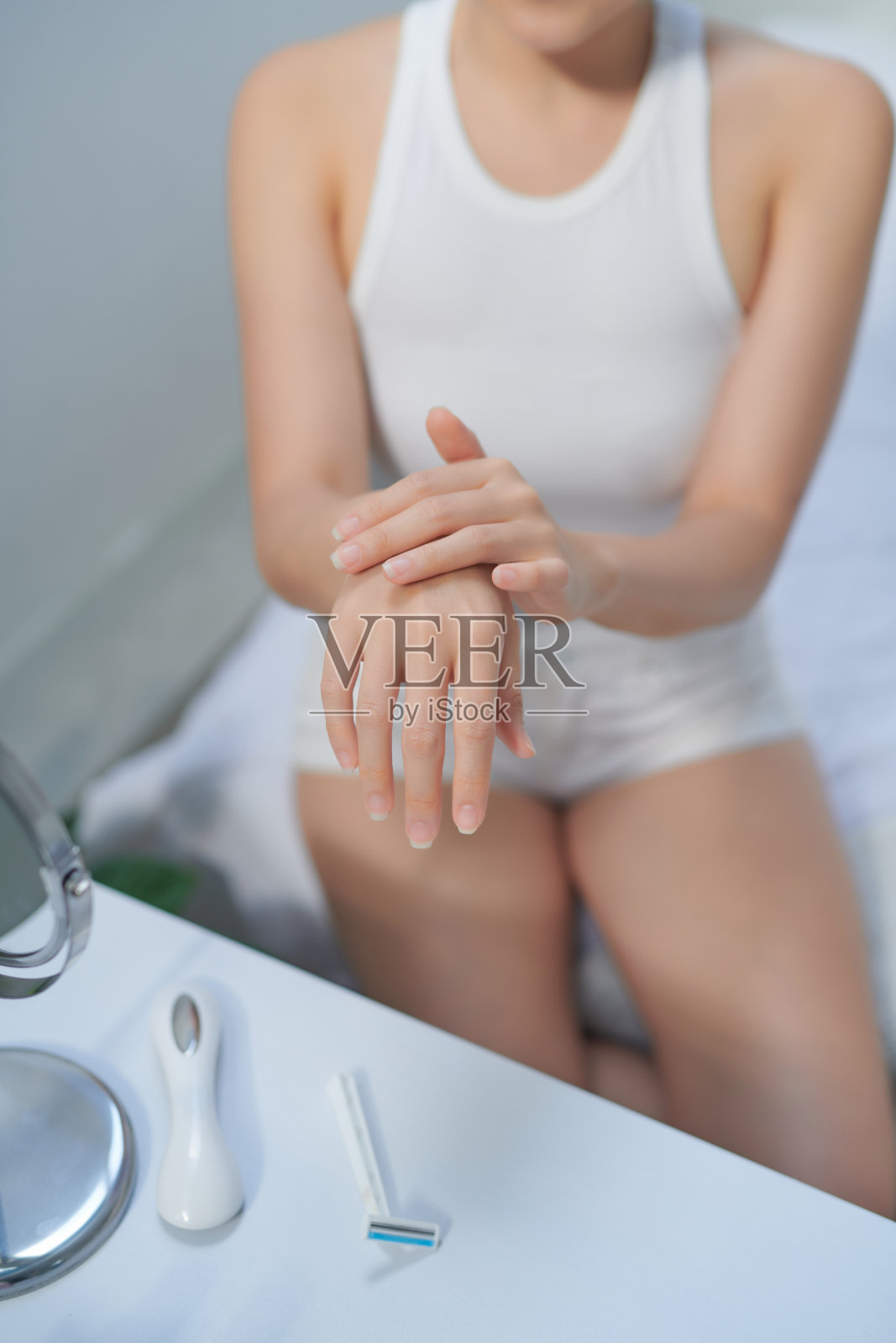 年轻女子在家里涂护手霜照片摄影图片