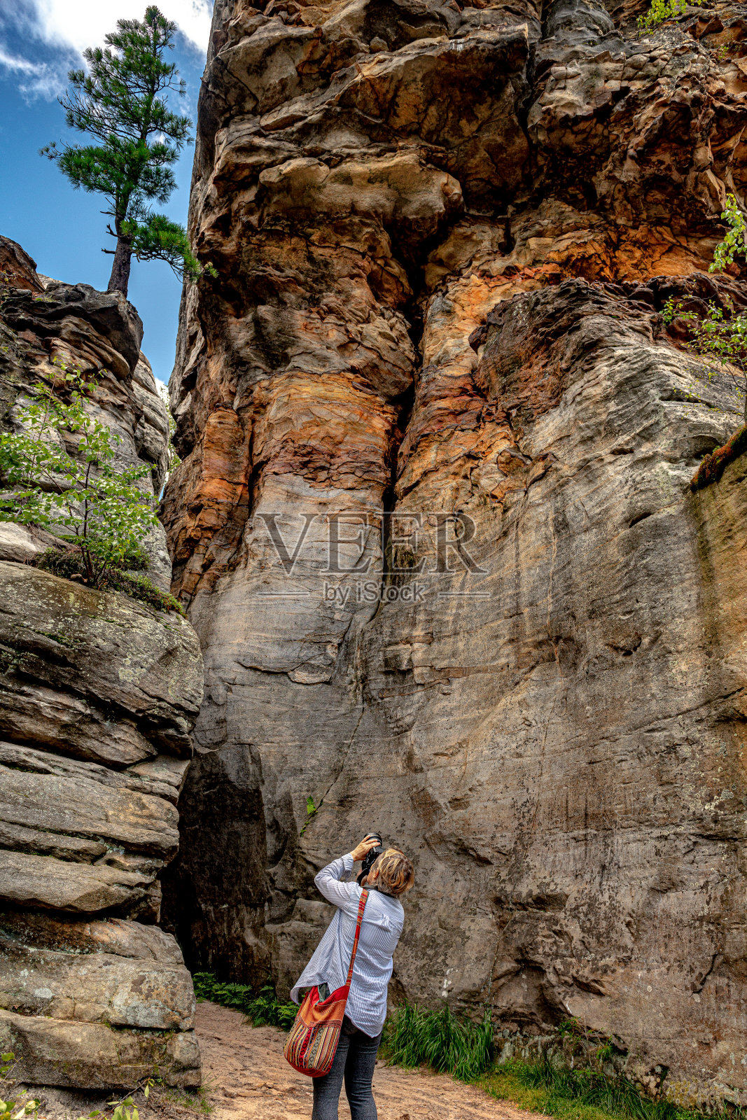高加索妇女享受石城，乌拉尔，西亚，俄罗斯照片摄影图片