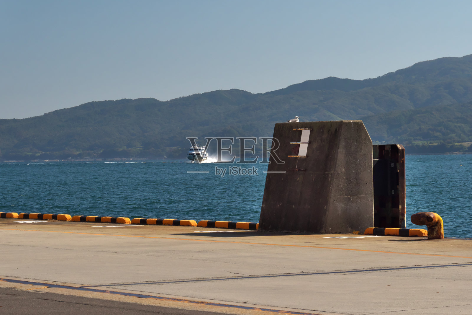 连接新泻港和亮津港的水翼船，接近日本新泻的亮津港照片摄影图片