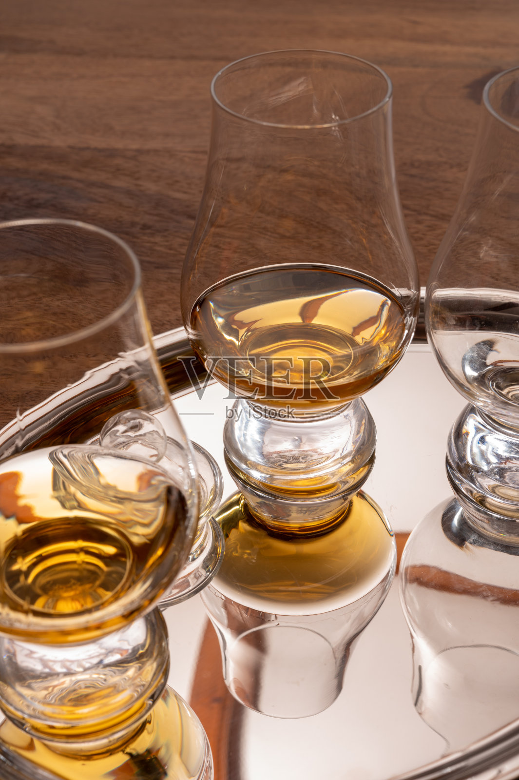 品尝单麦芽苏格兰威士忌酒的钢制托盘与反射照片摄影图片