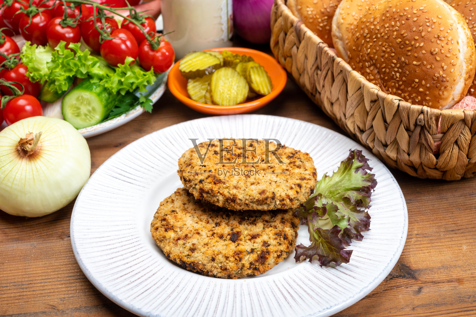 用圆形的肉饼或用谷物、蔬菜和豆类制成的汉堡制作素食汉堡照片摄影图片