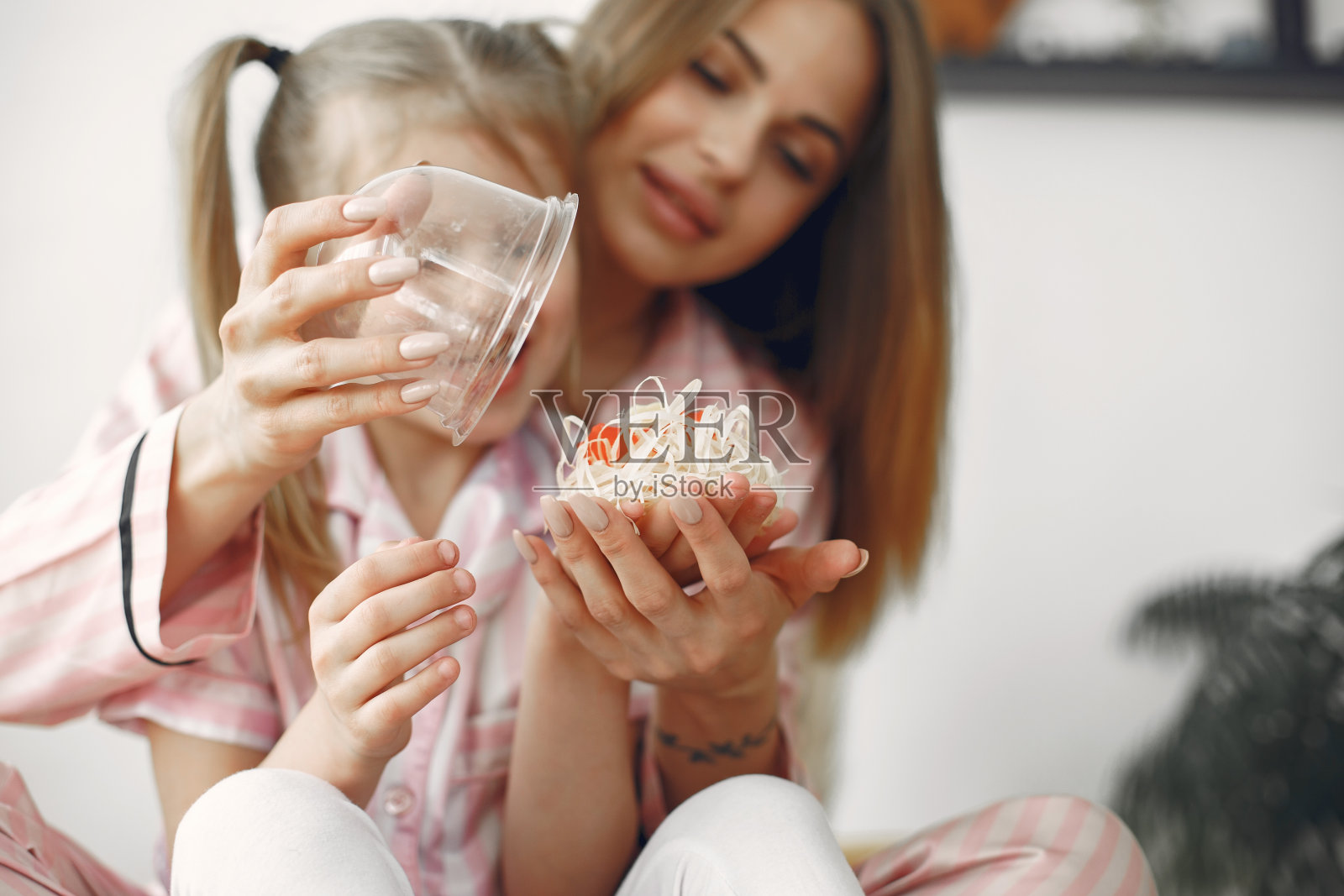 母亲和女儿在母亲节打开礼物照片摄影图片