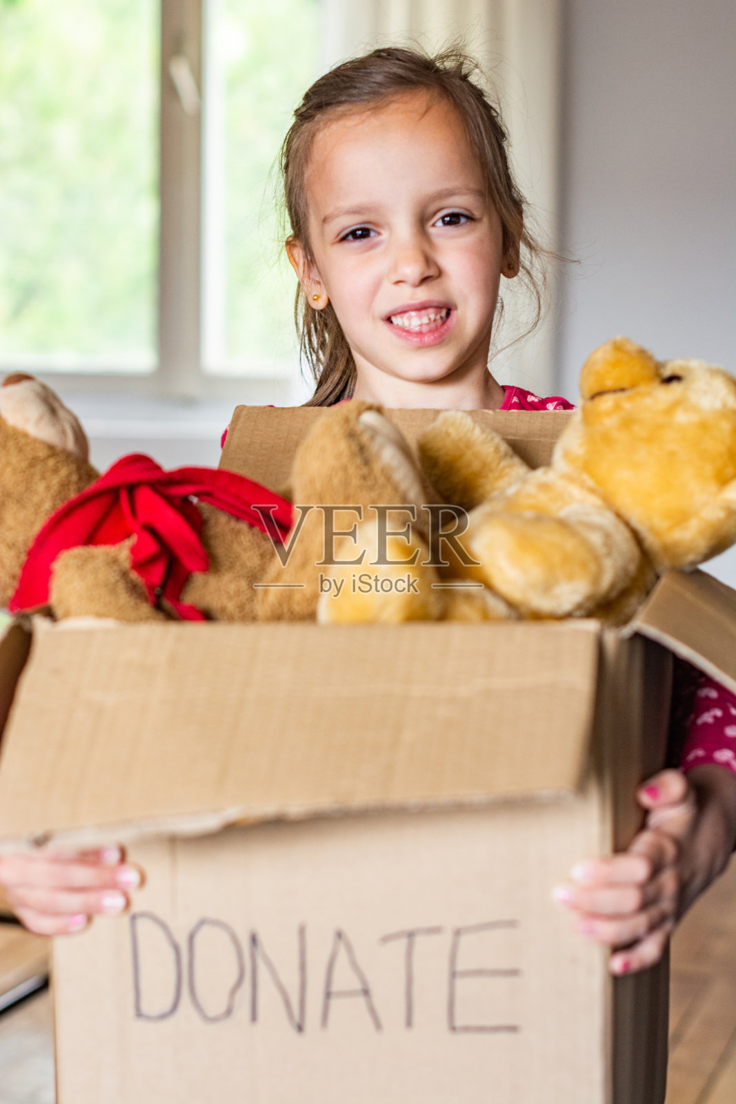 女孩拿着捐款箱照片摄影图片