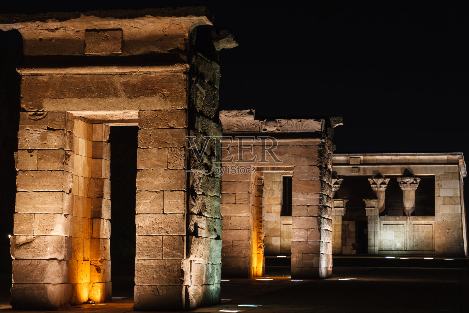 夏天晚上的德波德神庙夜景。照片摄影图片