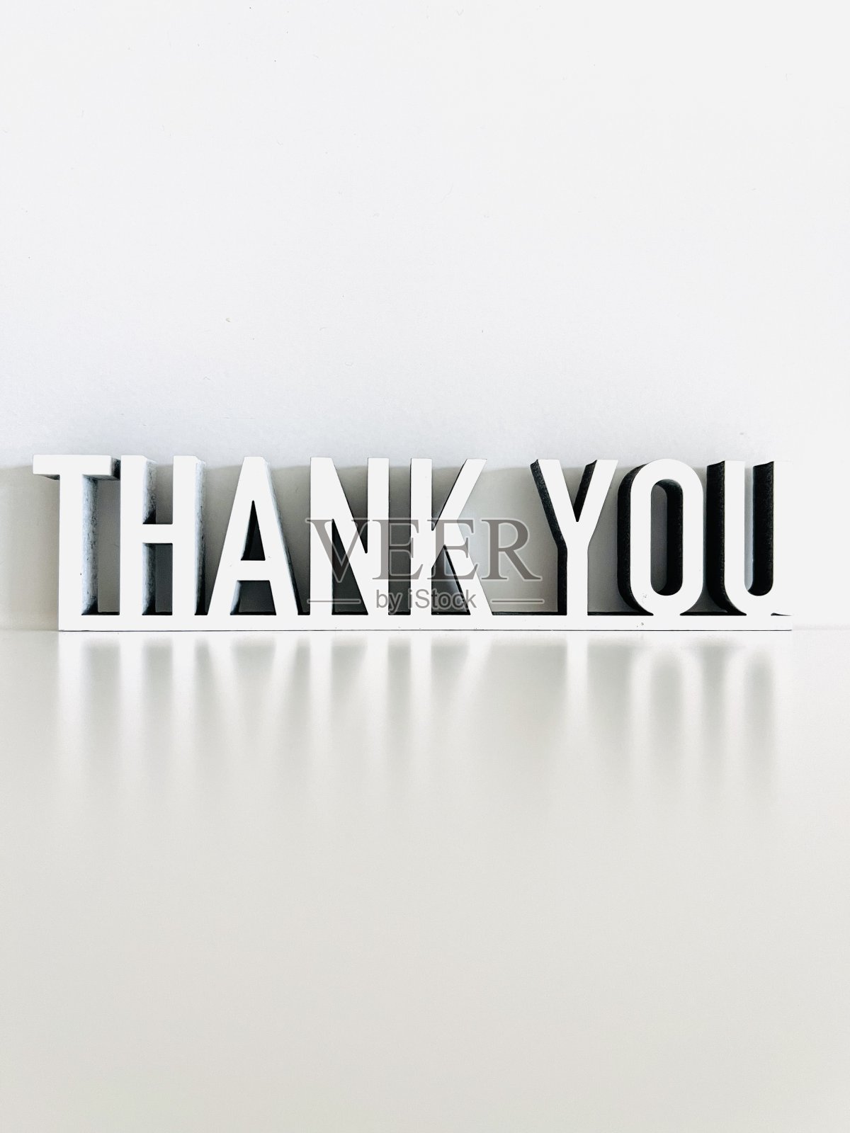 谢谢白色背景上的短语照片摄影图片