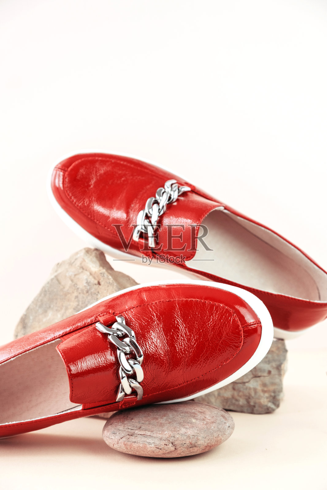 时尚的红鞋，鹿皮鞋，鞋上时髦的石裙。垂直的照片。时尚,风格,设计师。文本的地方照片摄影图片