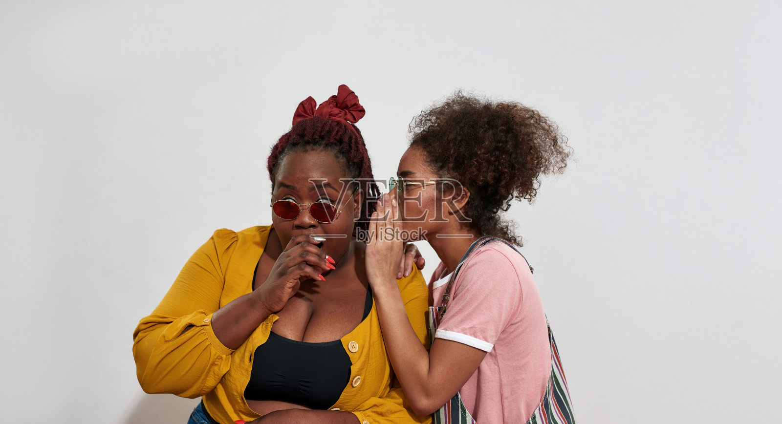 两个黑人女人互相吐露秘密照片摄影图片