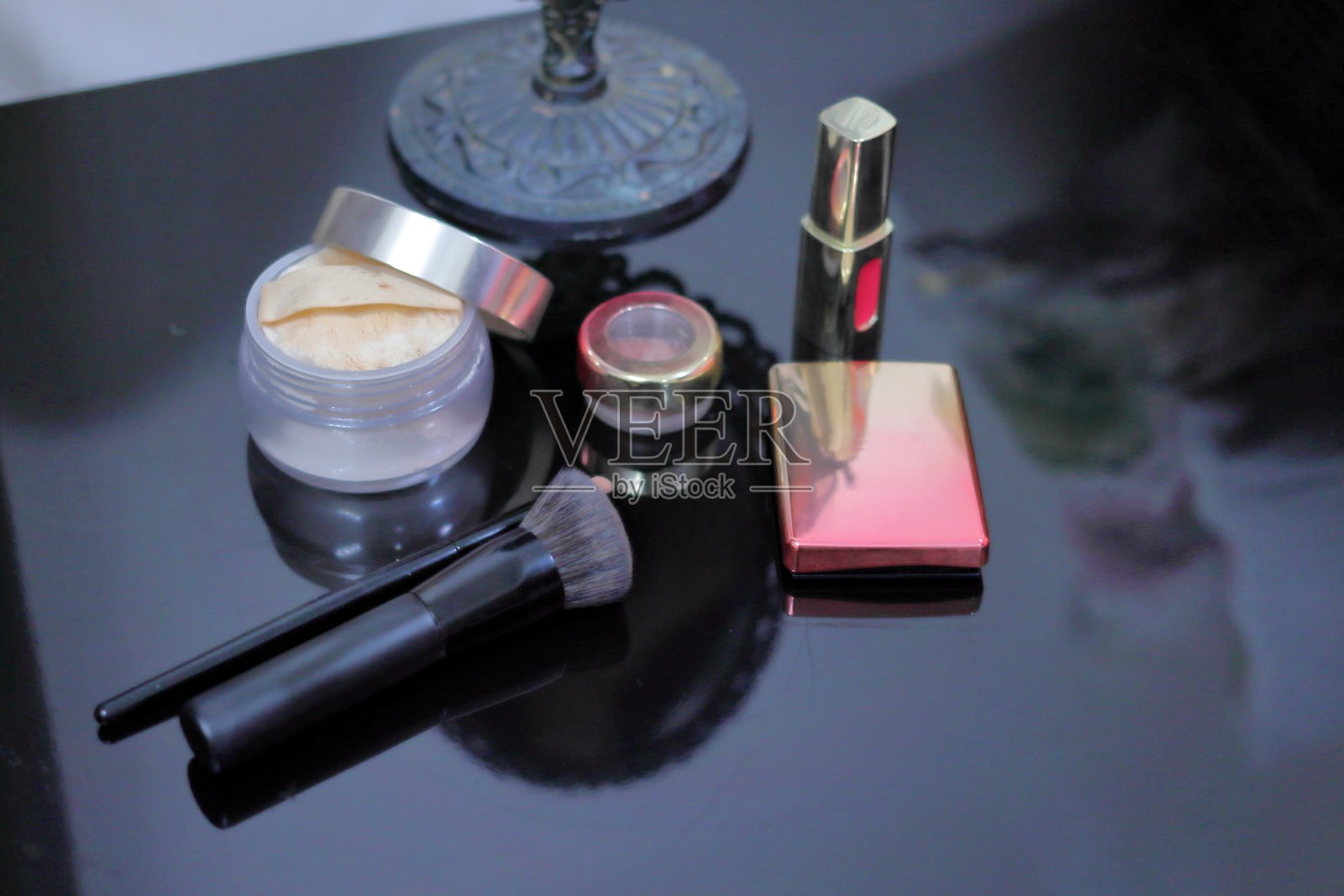 桌子上有化妆品和古董镜子照片摄影图片