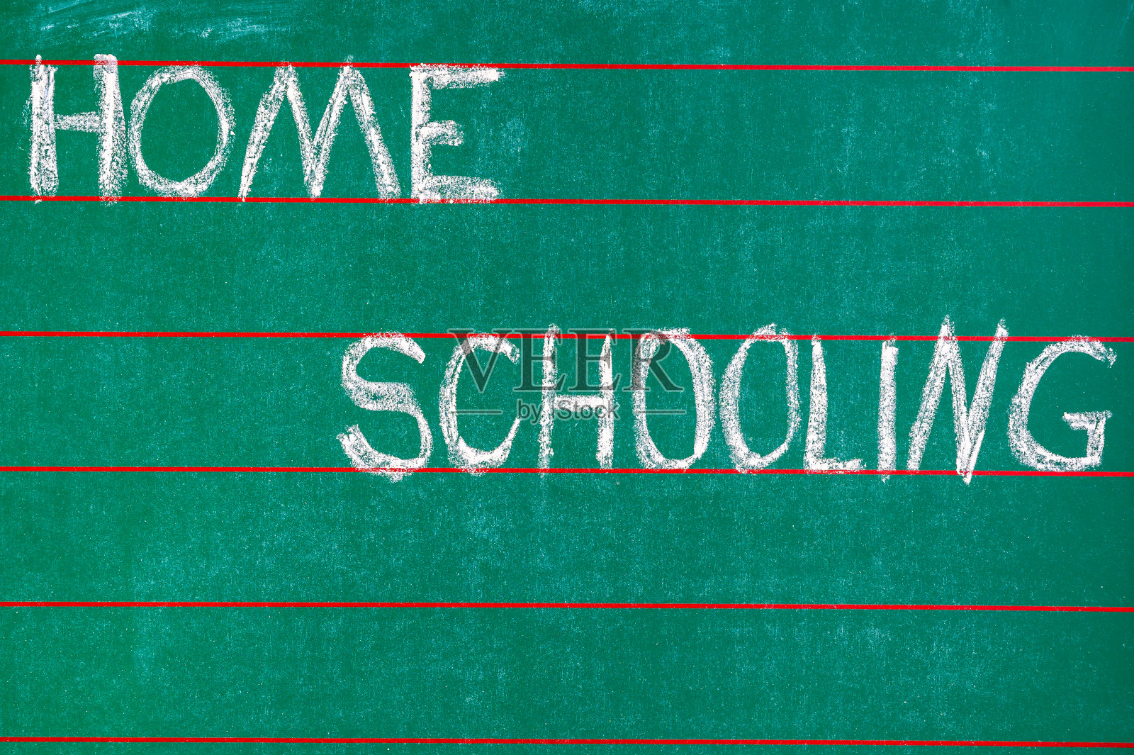 绿色的黑板上写着“家庭教育”作为家庭教育的象征照片摄影图片