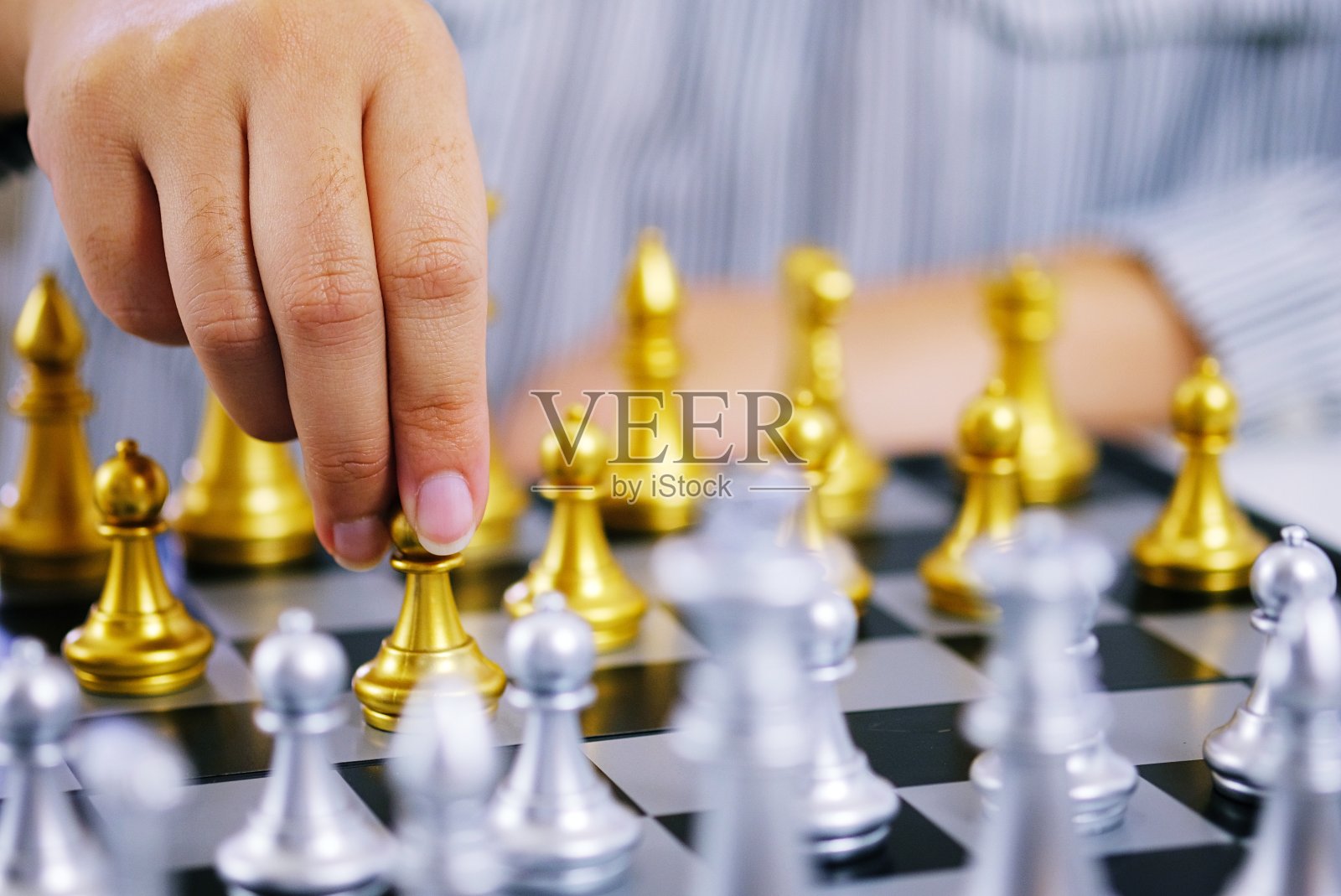 商人玩象棋游戏。成功管理理念对企业战略和战术的挑战。照片摄影图片
