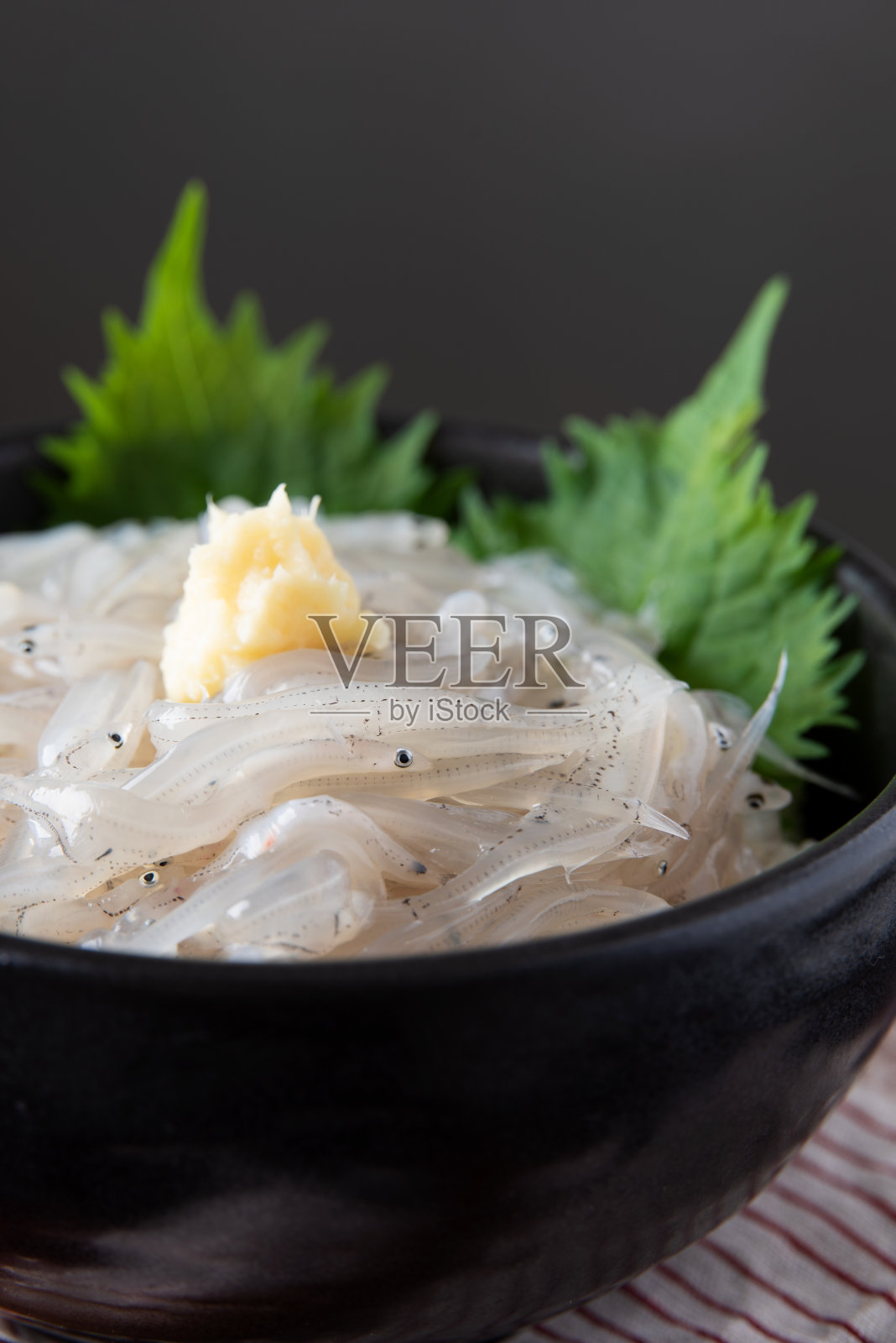 日本料理:一碗日本冰鱼照片摄影图片