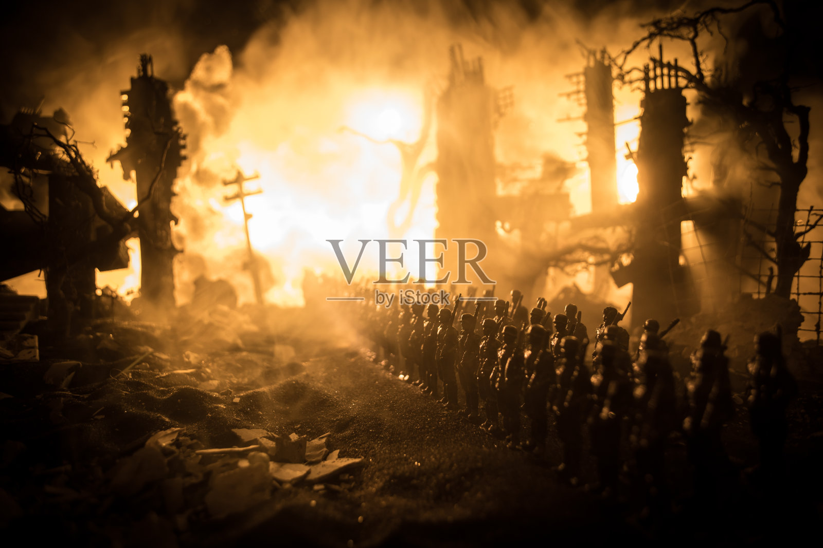 战争的概念。军事剪影战斗场景的战争雾天空的背景，世界大战士兵剪影下多云的天际线在晚上。在被毁的城市里战斗。照片摄影图片