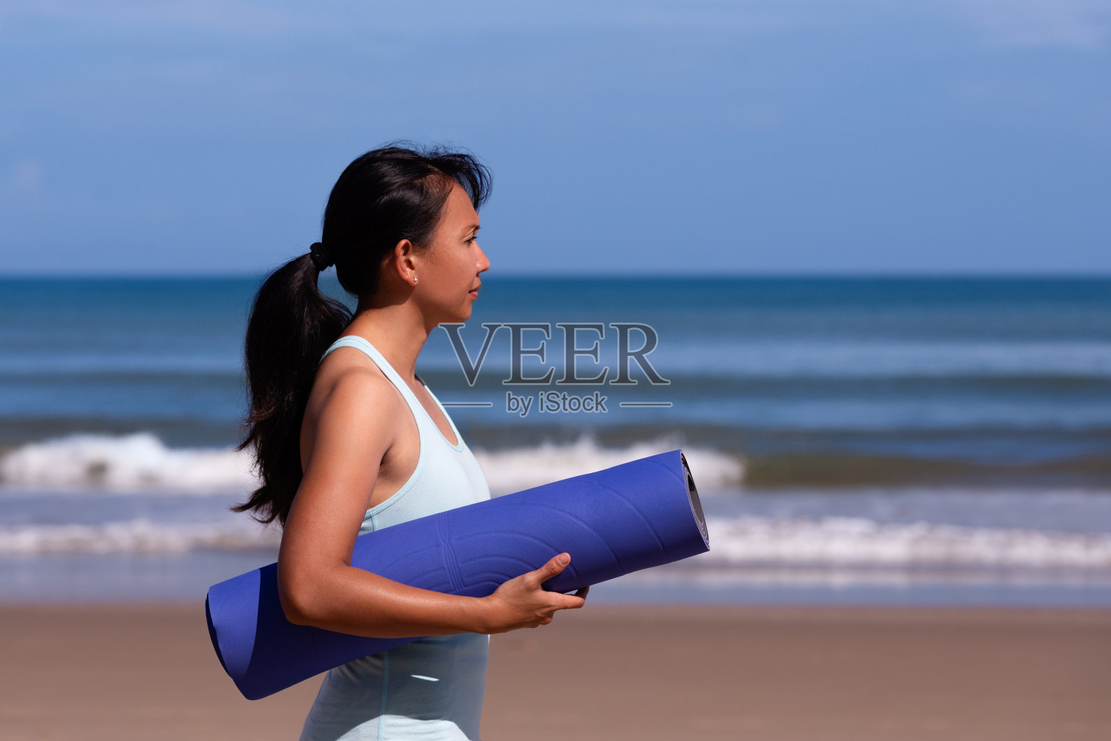 人，健身，运动和健康的生活方式概念-美丽的亚洲女孩在运动服装与瑜伽垫走在热带海滩照片摄影图片