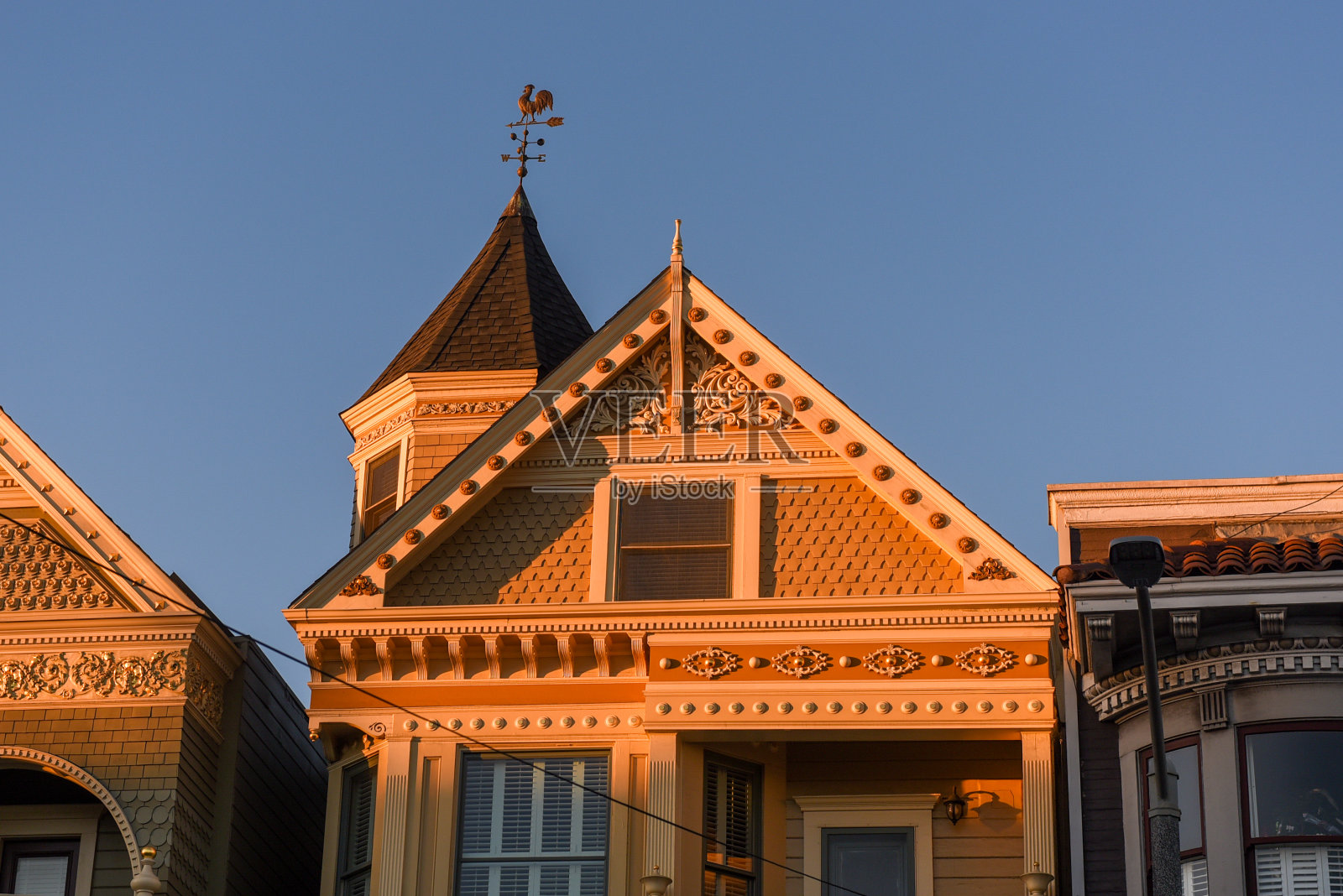 维多利亚式住宅的顶部照片摄影图片