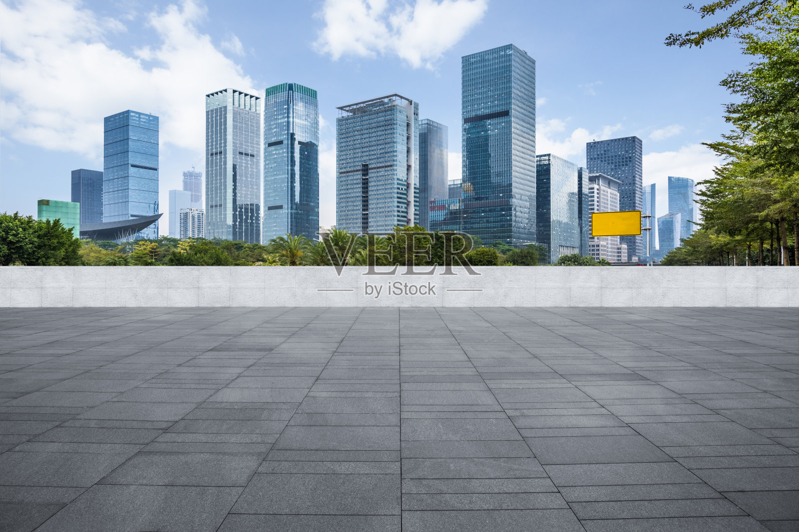 全景天际线和建筑与空的广场层照片摄影图片