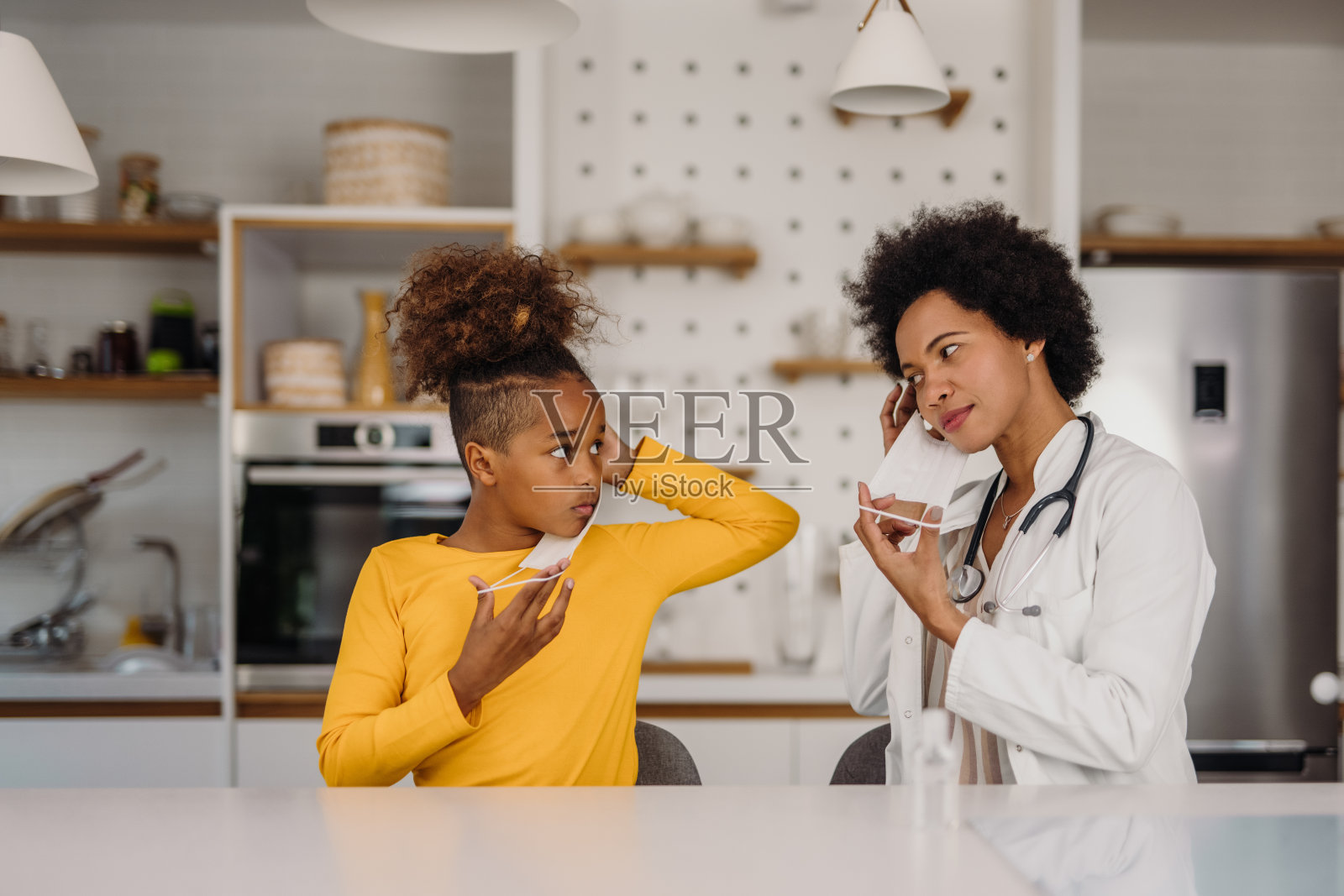 生病了，看起来很害怕医生。照片摄影图片