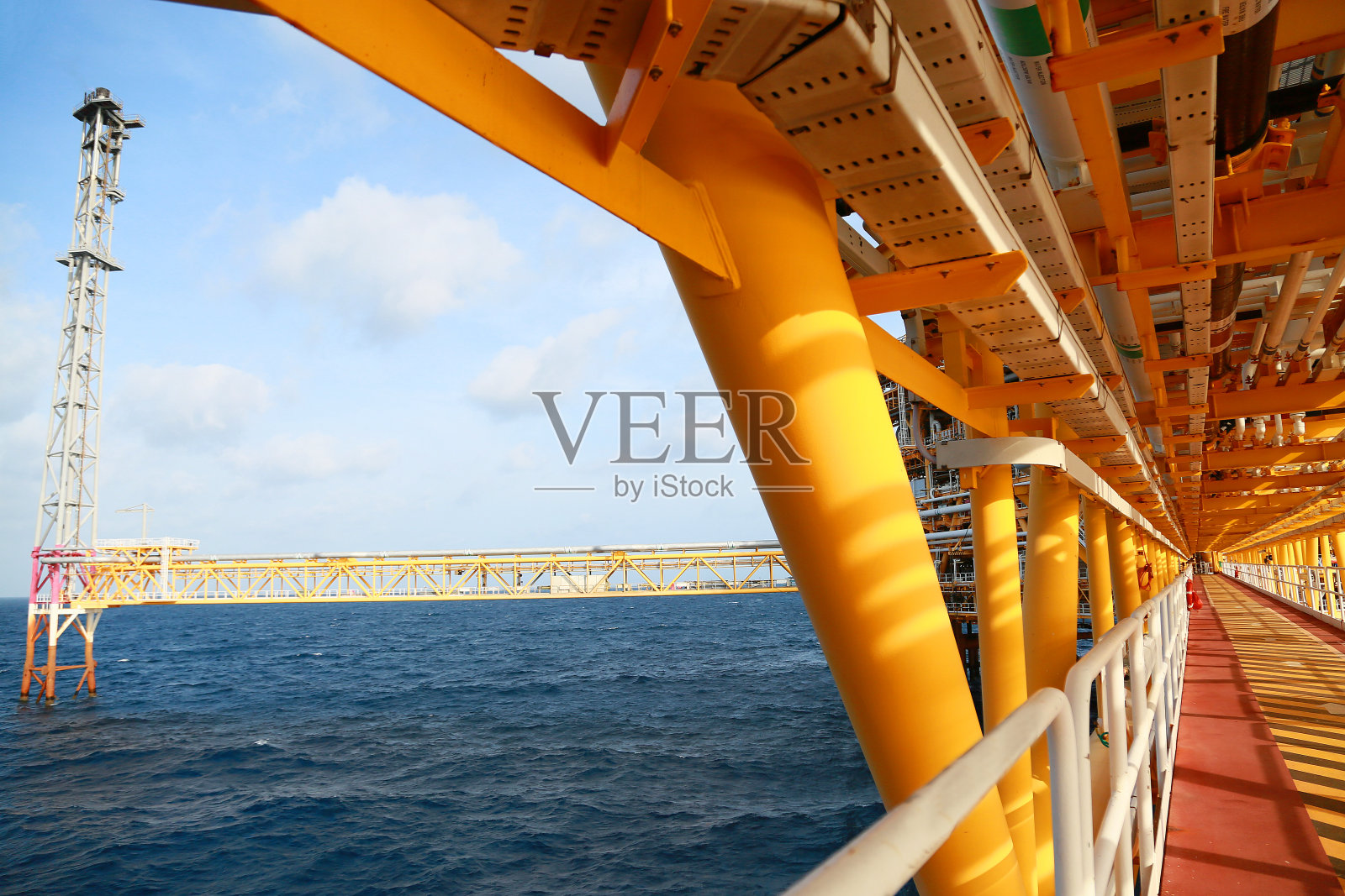 海上石油和天然气生产建设平台。石油天然气行业苦干。生产平台和操作过程由控制室手动和自动功能。照片摄影图片