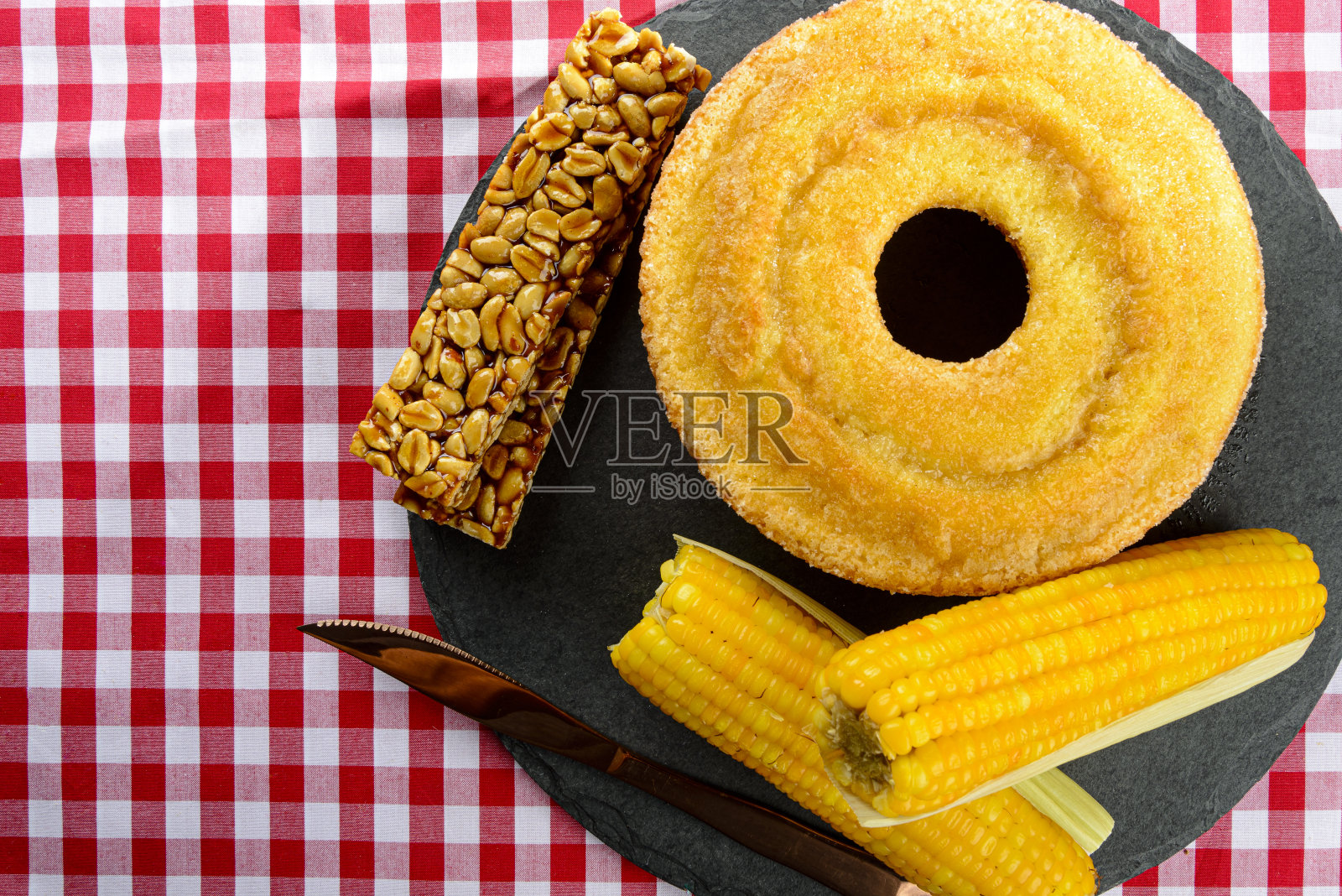 典型的巴西junina派对糖果-顶视图与拷贝空间。玉米蛋糕照片摄影图片