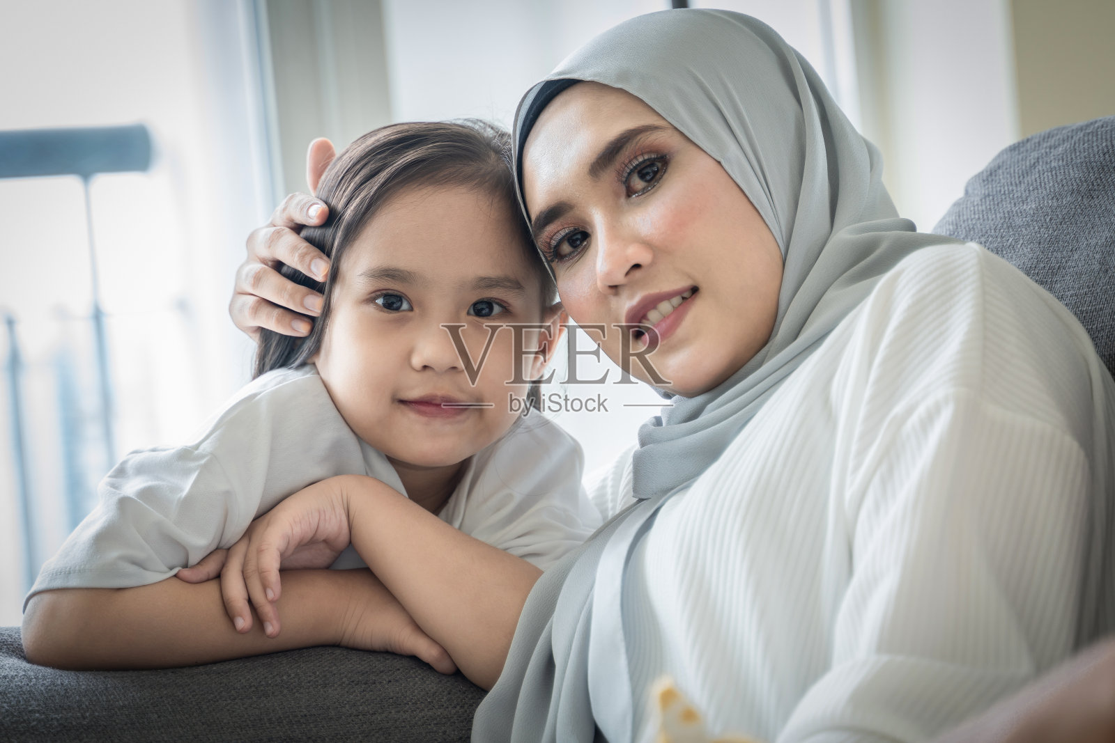 母亲和女儿在客厅照片摄影图片