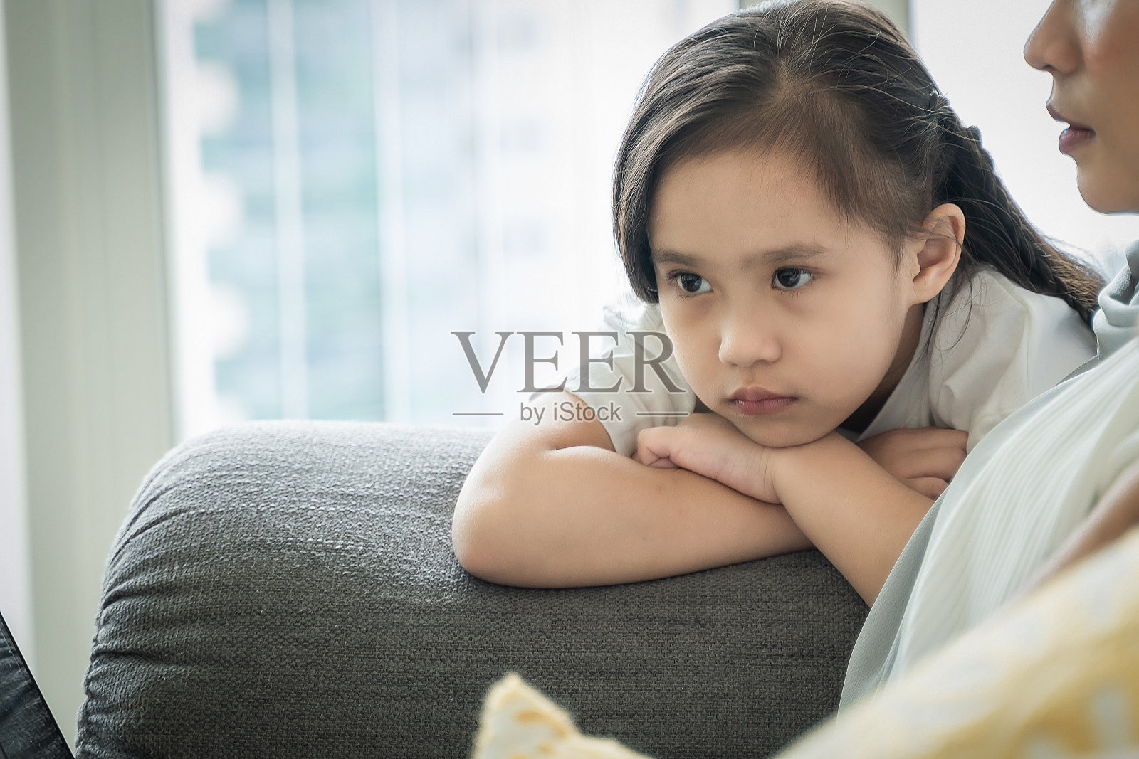 孩子在沙发上发脾气照片摄影图片