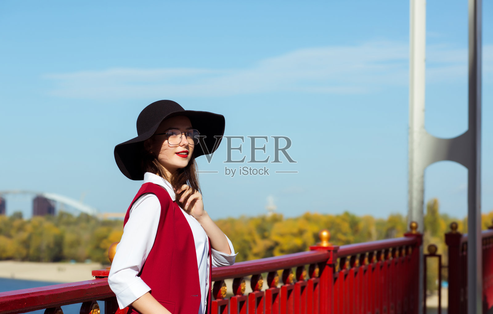 迷人的黑发模特穿着时髦的衣服戴着眼镜。空的空间照片摄影图片