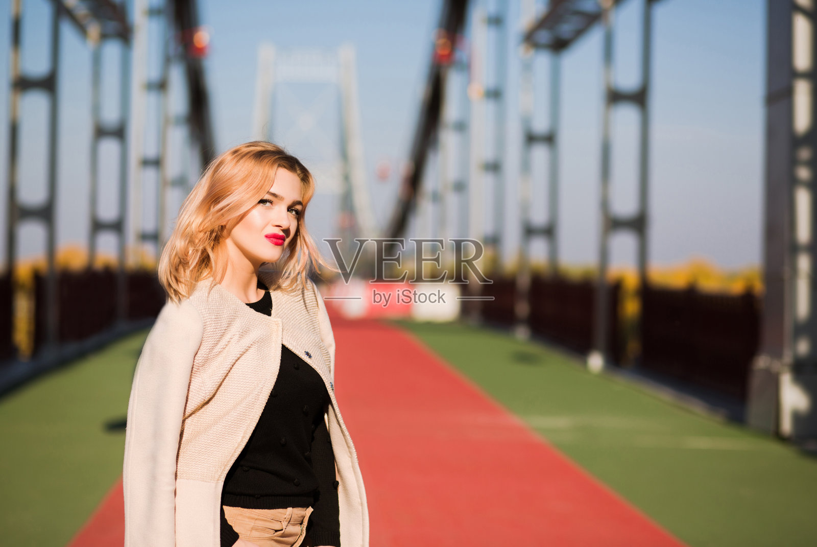 精彩的时尚镜头模特在秋天时髦的服装走在城市照片摄影图片