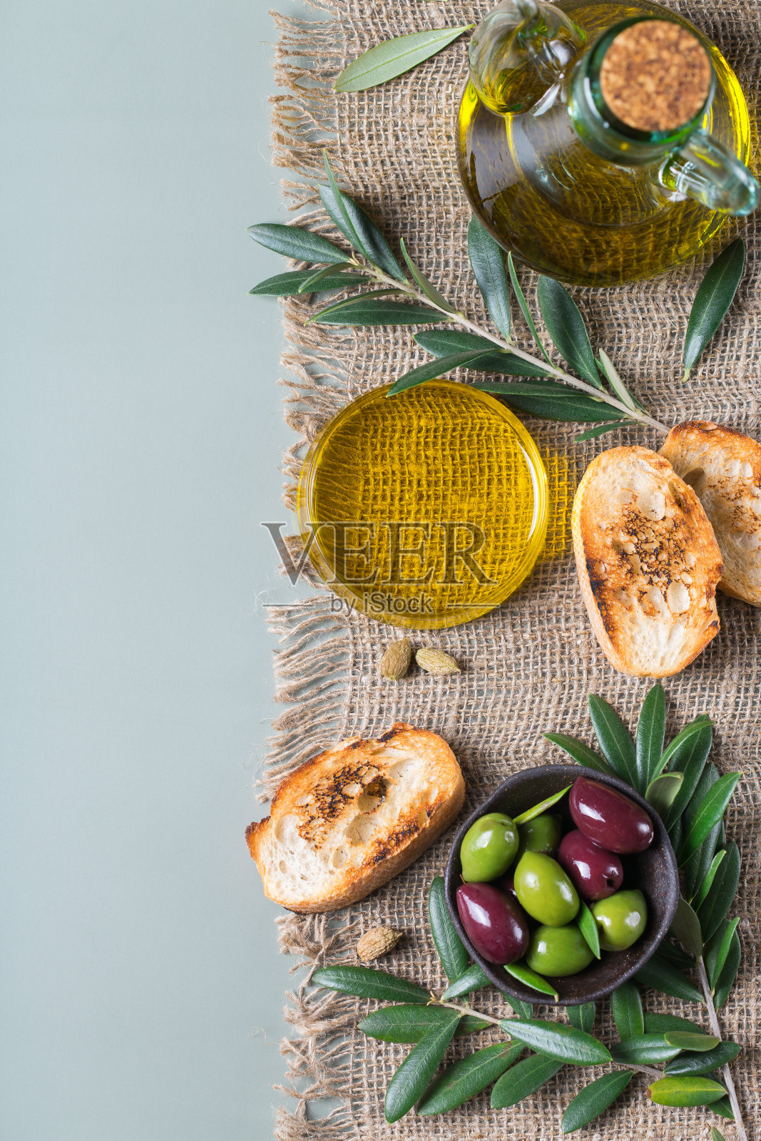 桌上放着特级初榨橄榄油照片摄影图片