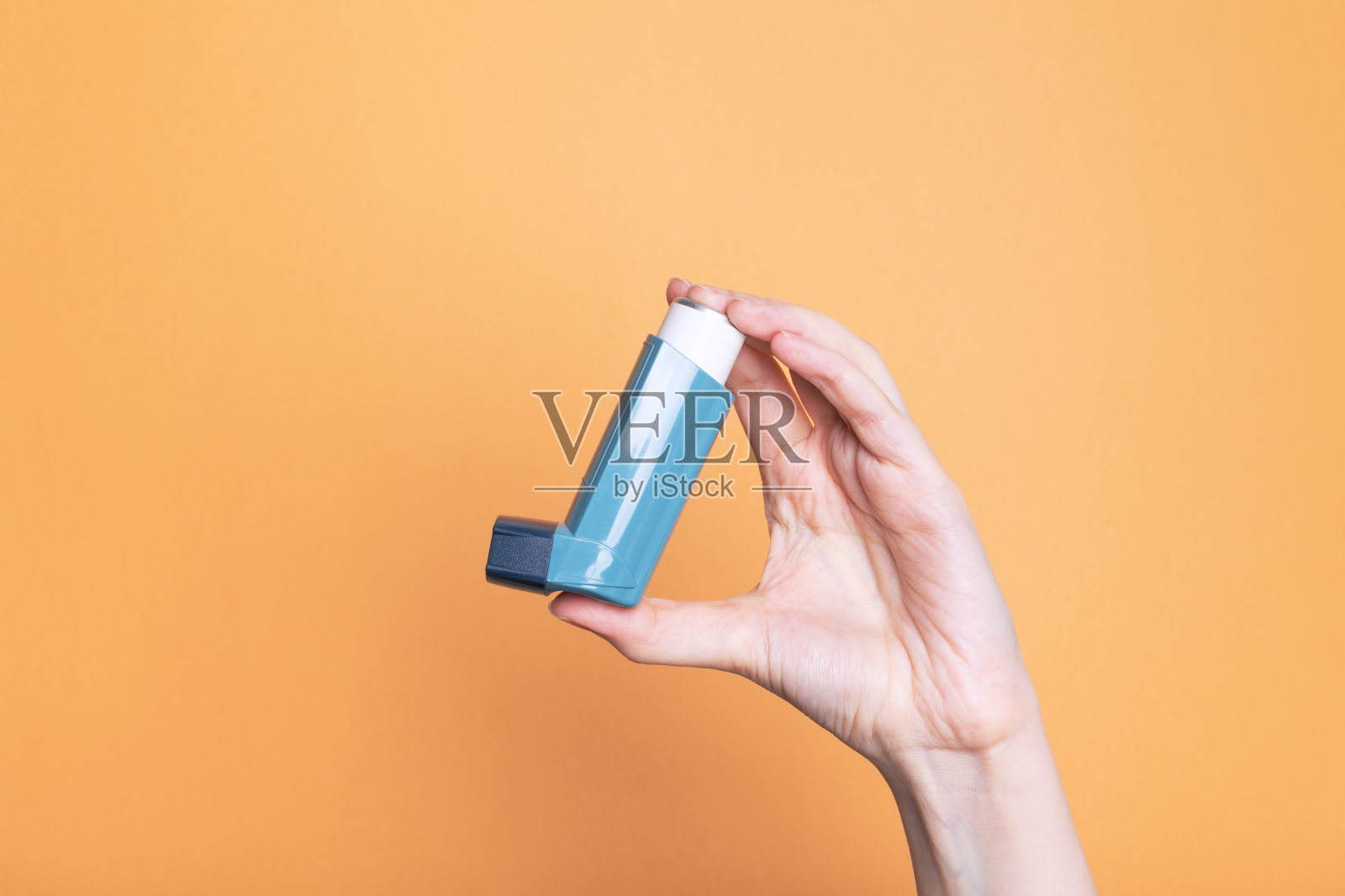 手持吸入器治疗哮喘。世界哮喘日。过敏护理的概念照片摄影图片