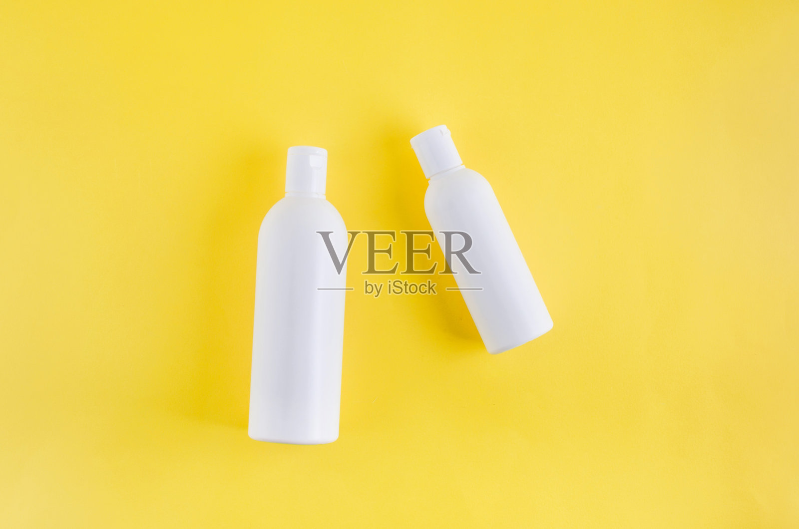 白色化妆品模型瓶。水疗，皮肤护理，身体护理照片摄影图片