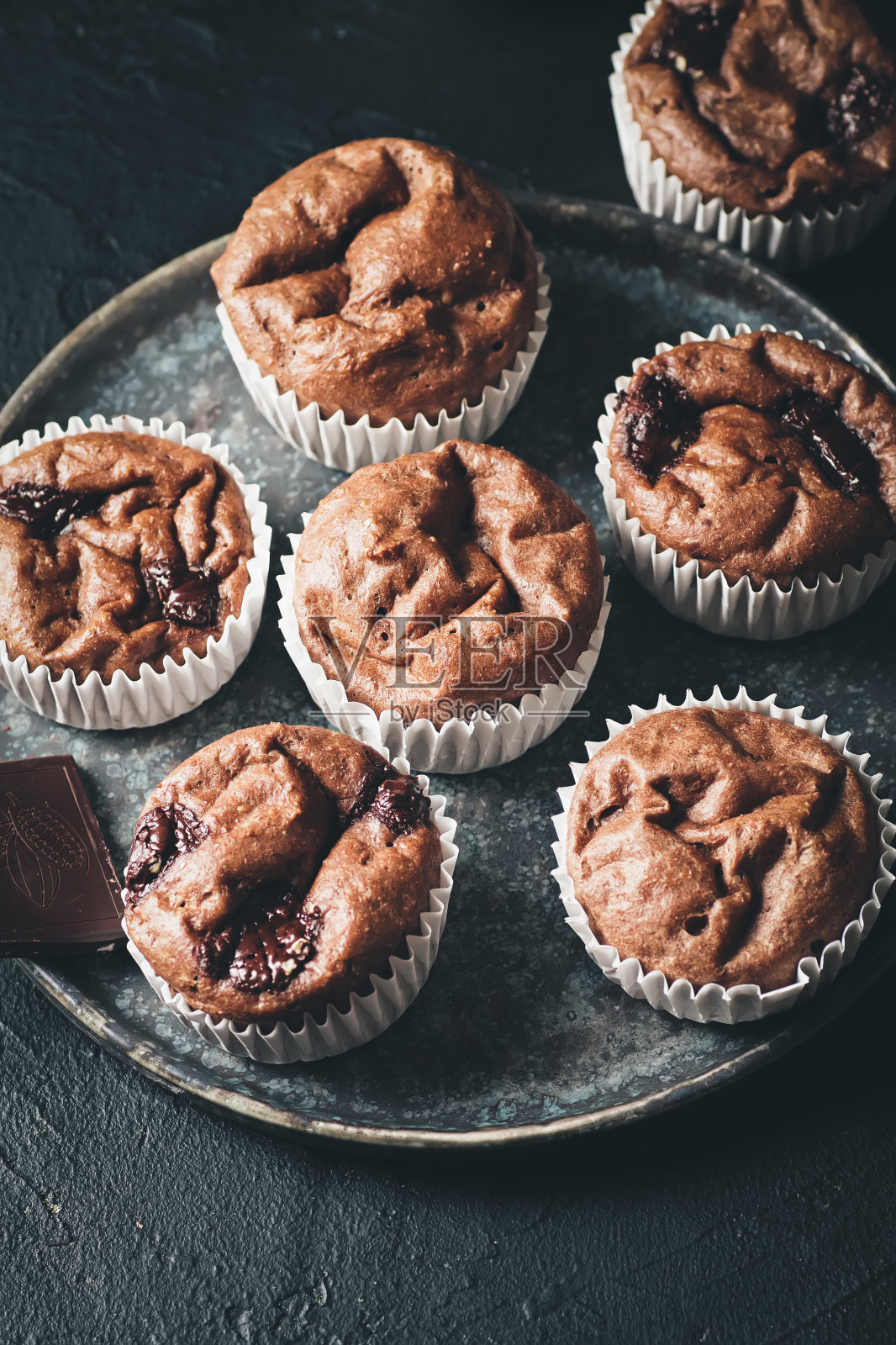 美味的自制巧克力松饼特写。照片摄影图片