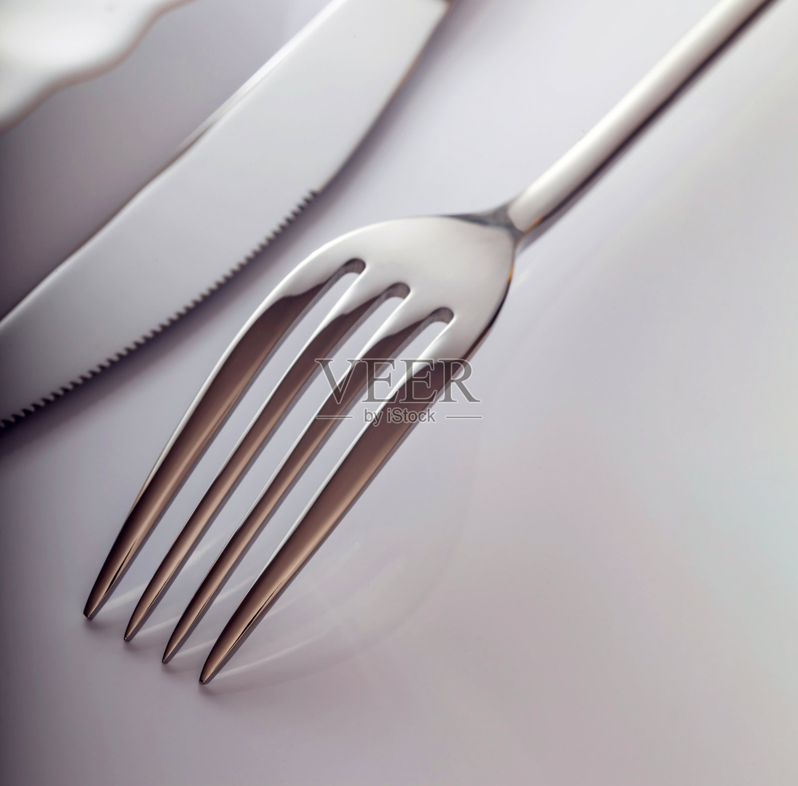 白色背景上的空盘子和刀叉照片摄影图片