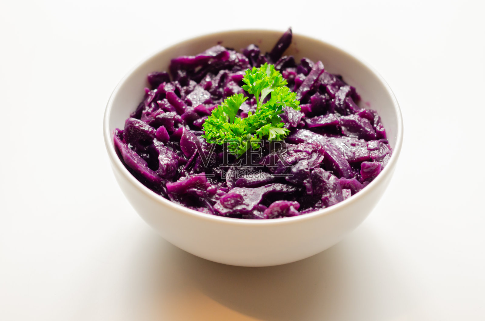 红卷心菜配苹果泥、洋葱、红酒醋和红醋栗果冻，照片摄影图片