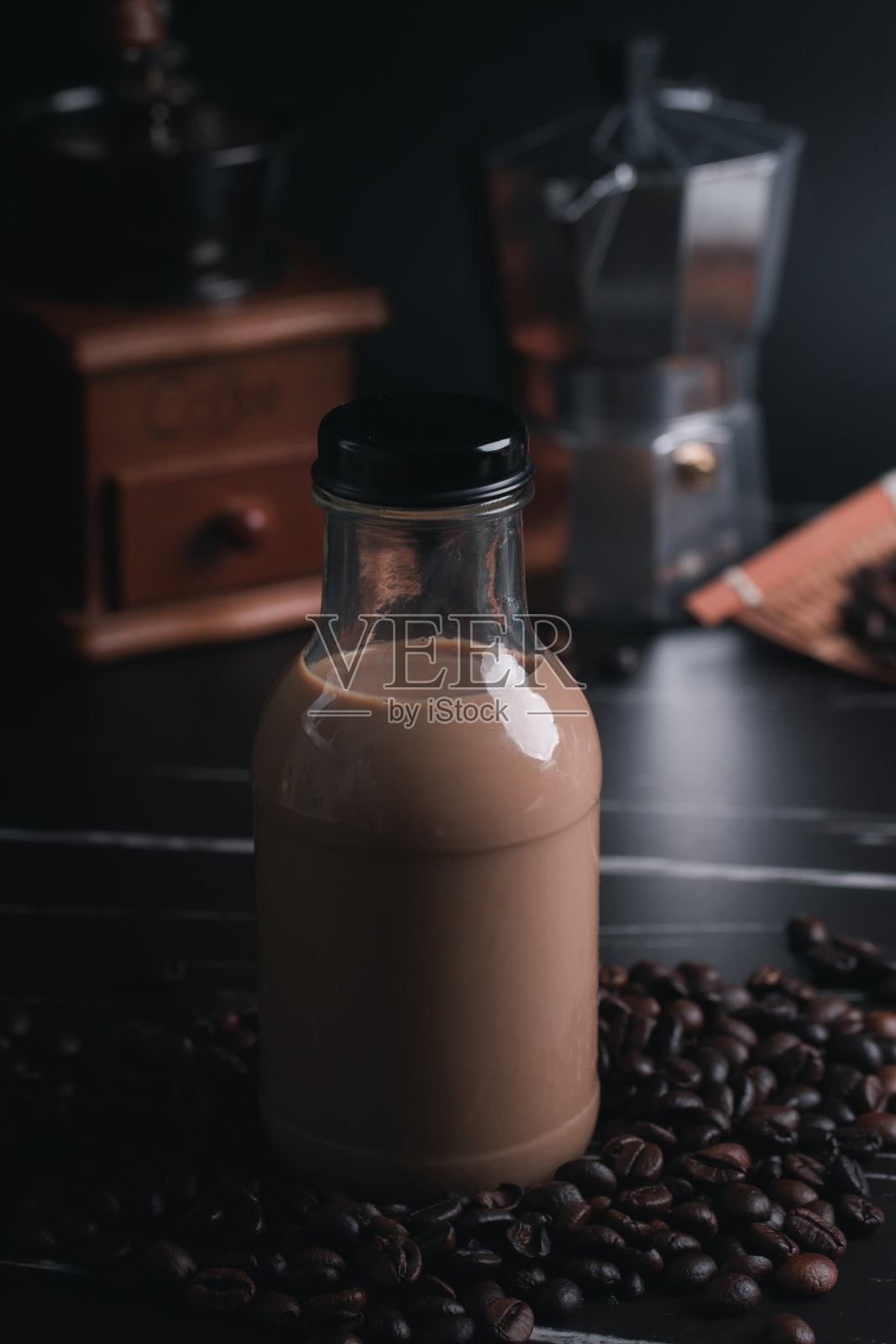 速溶咖啡在一个透明的玻璃瓶和黑咖啡豆。照片摄影图片