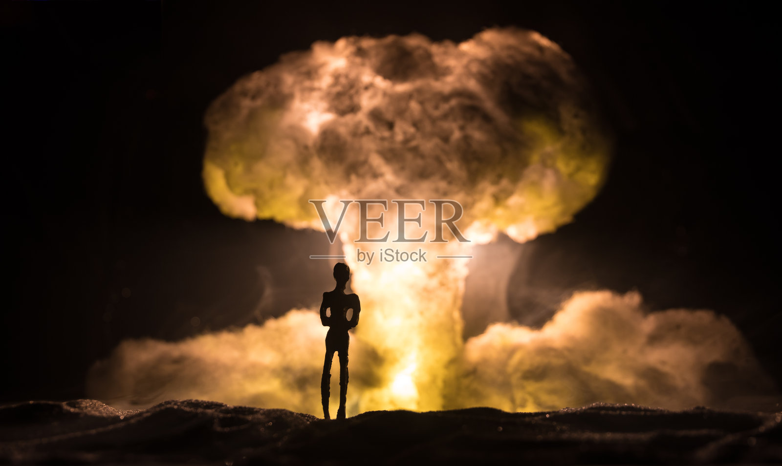 核战争的概念。核弹爆炸。创意艺术品装饰在黑暗中。照片摄影图片