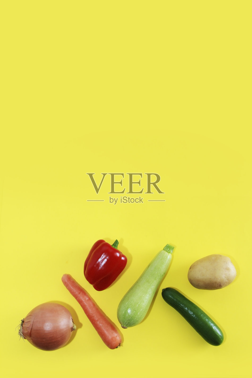 新鲜天然蔬菜，土豆，洋葱和红辣椒照片摄影图片